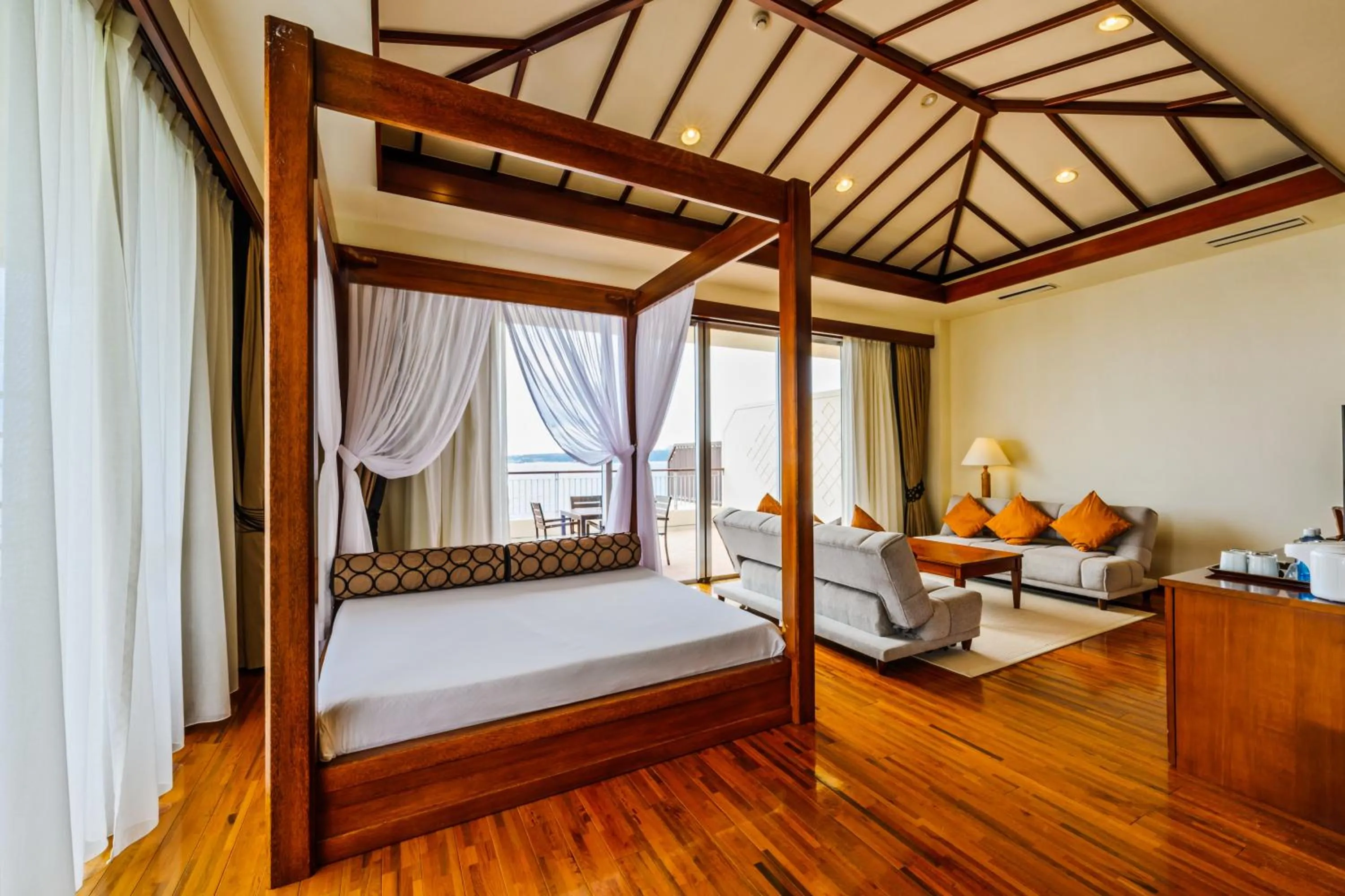 Bed in Kanucha Bay Hotel & Villas