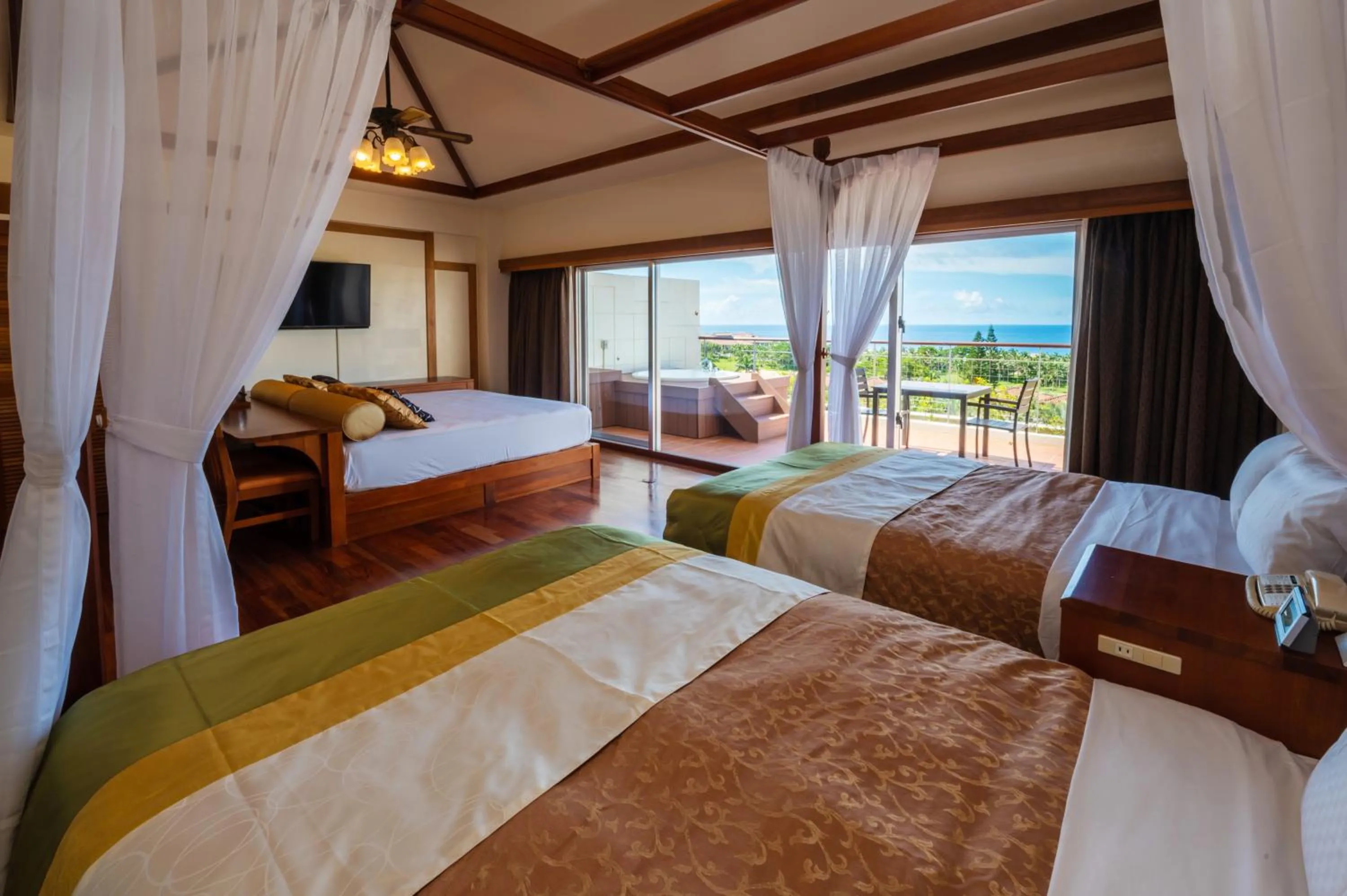 Bed in Kanucha Bay Hotel & Villas