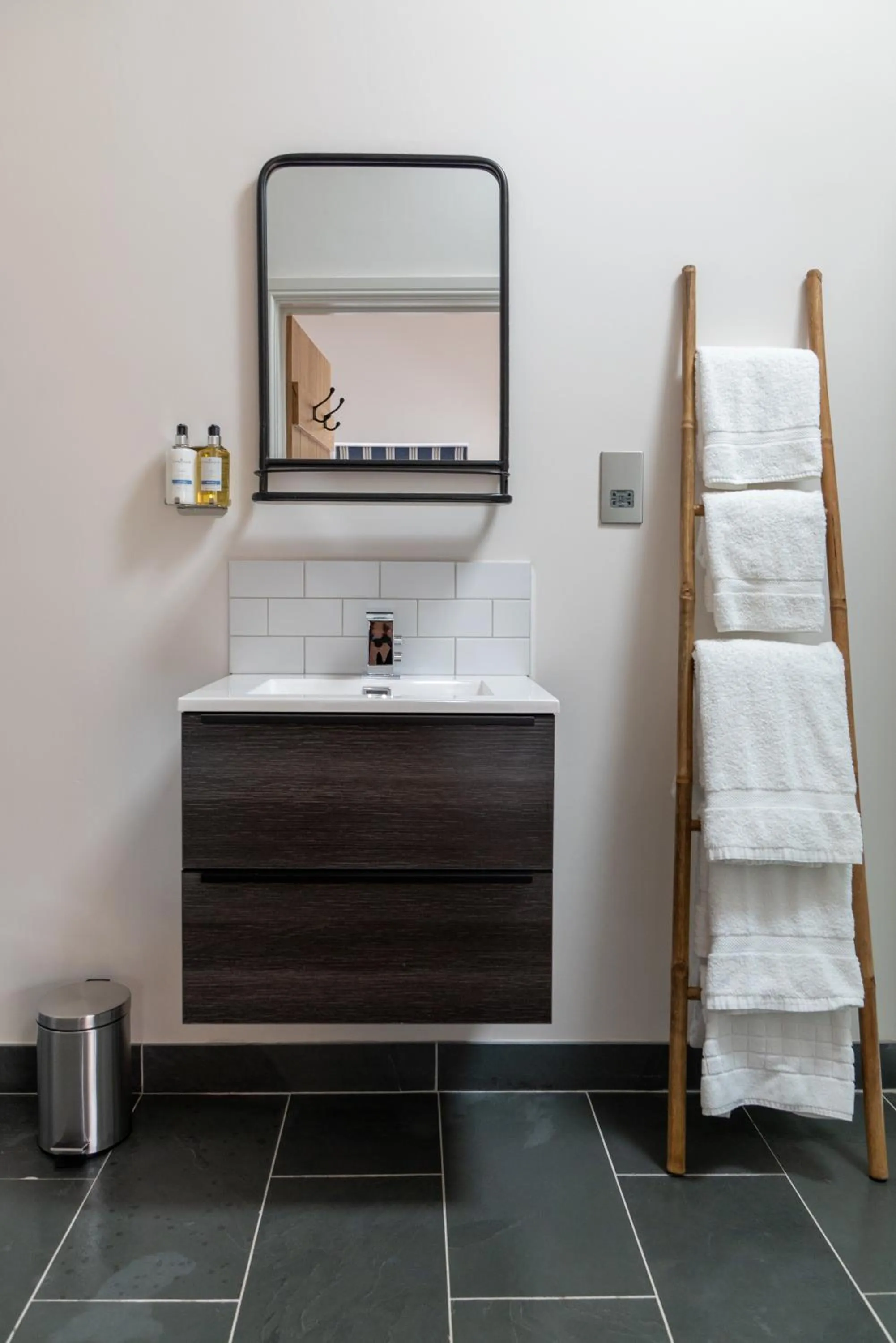 Bathroom, Bed in The Chequers at Burcot