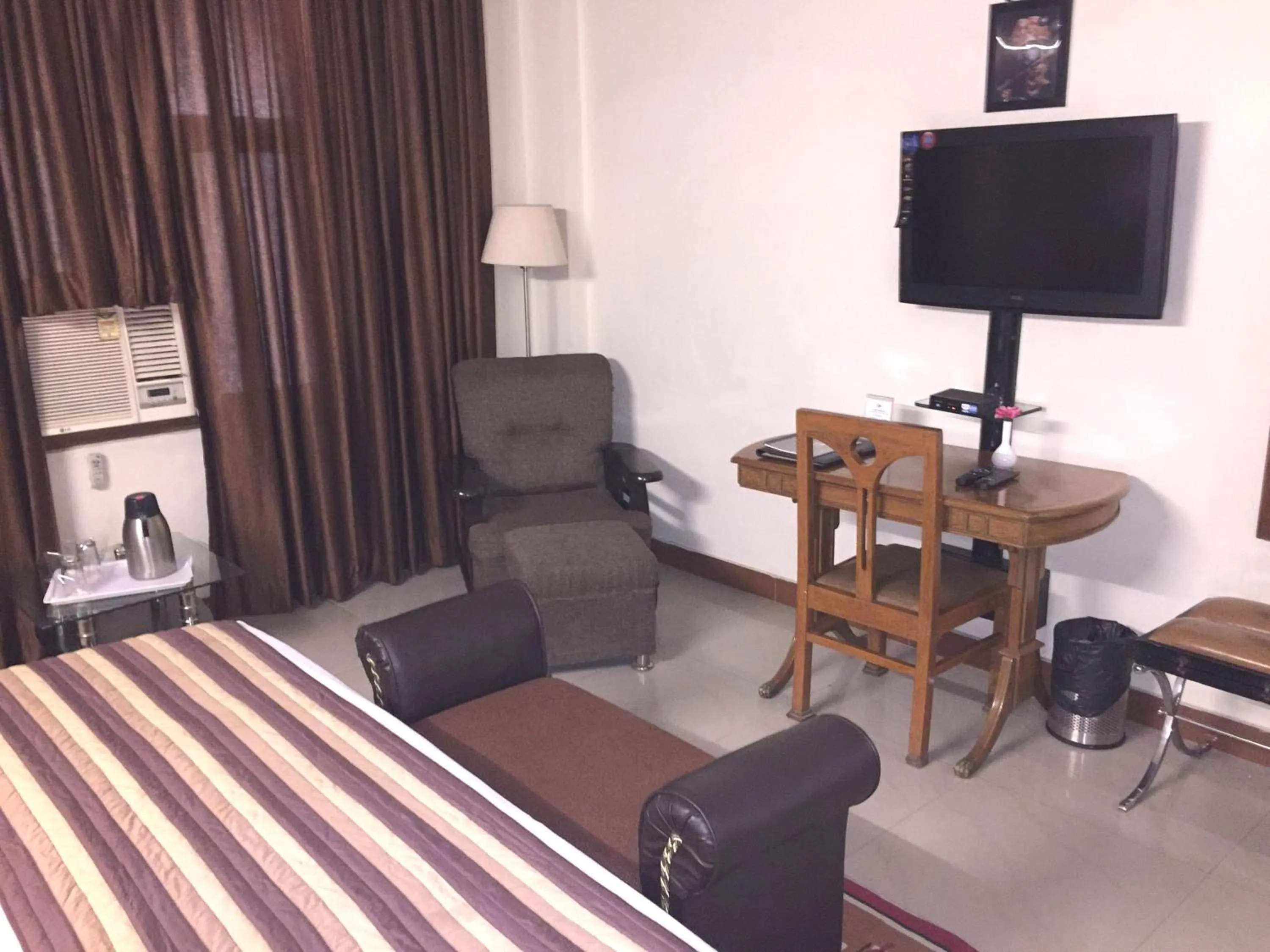 Photo of the whole room in Angel Residency