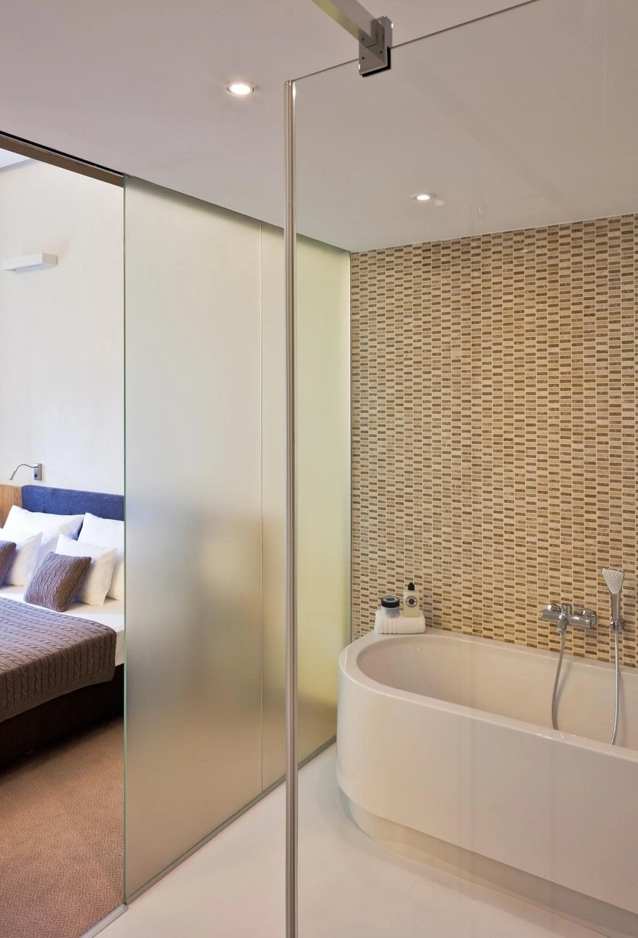 Bathroom, Bed in Uroczysko Siedmiu Stawów & Spa by L'Occitane