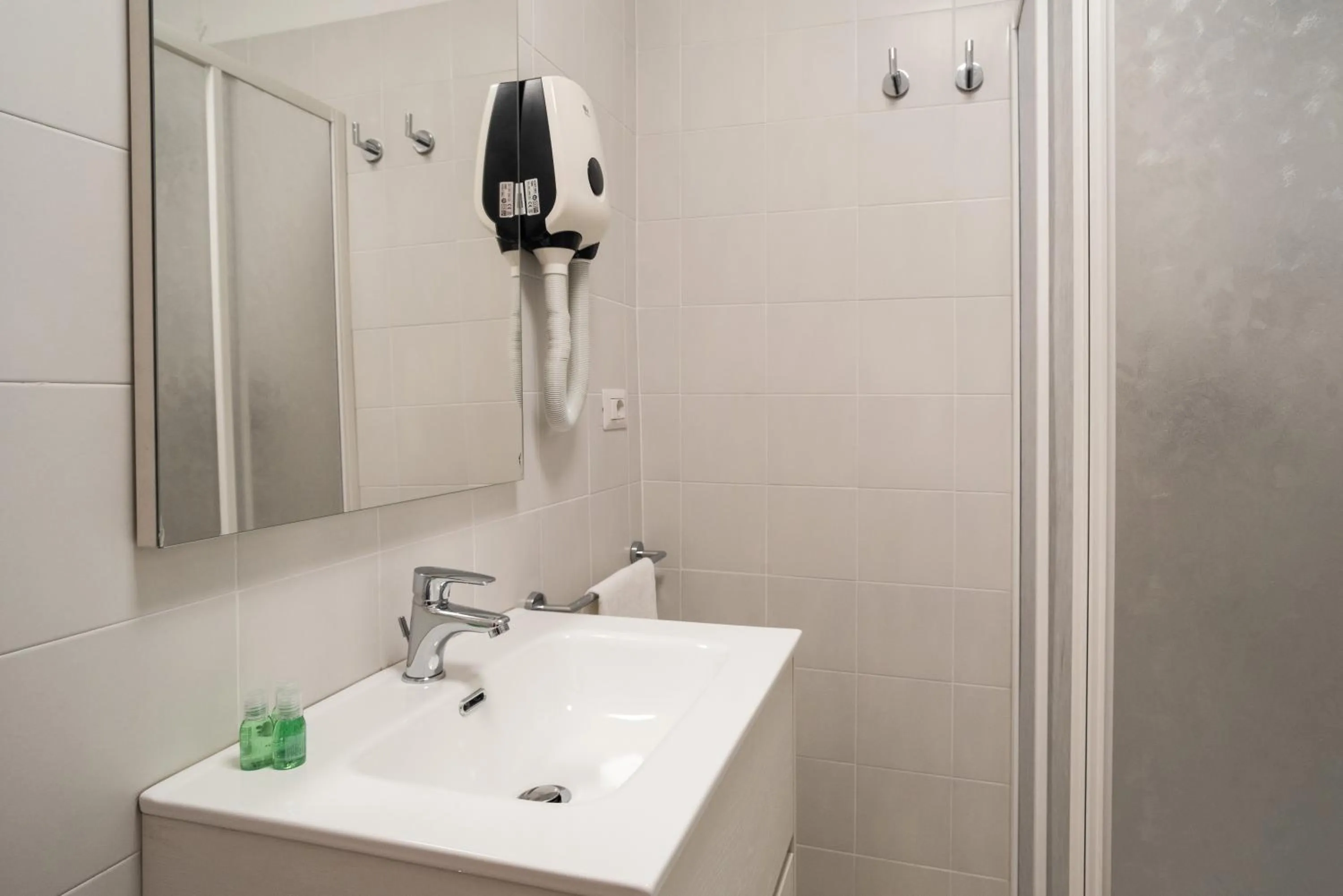 Shower in Minerva Monks Inn