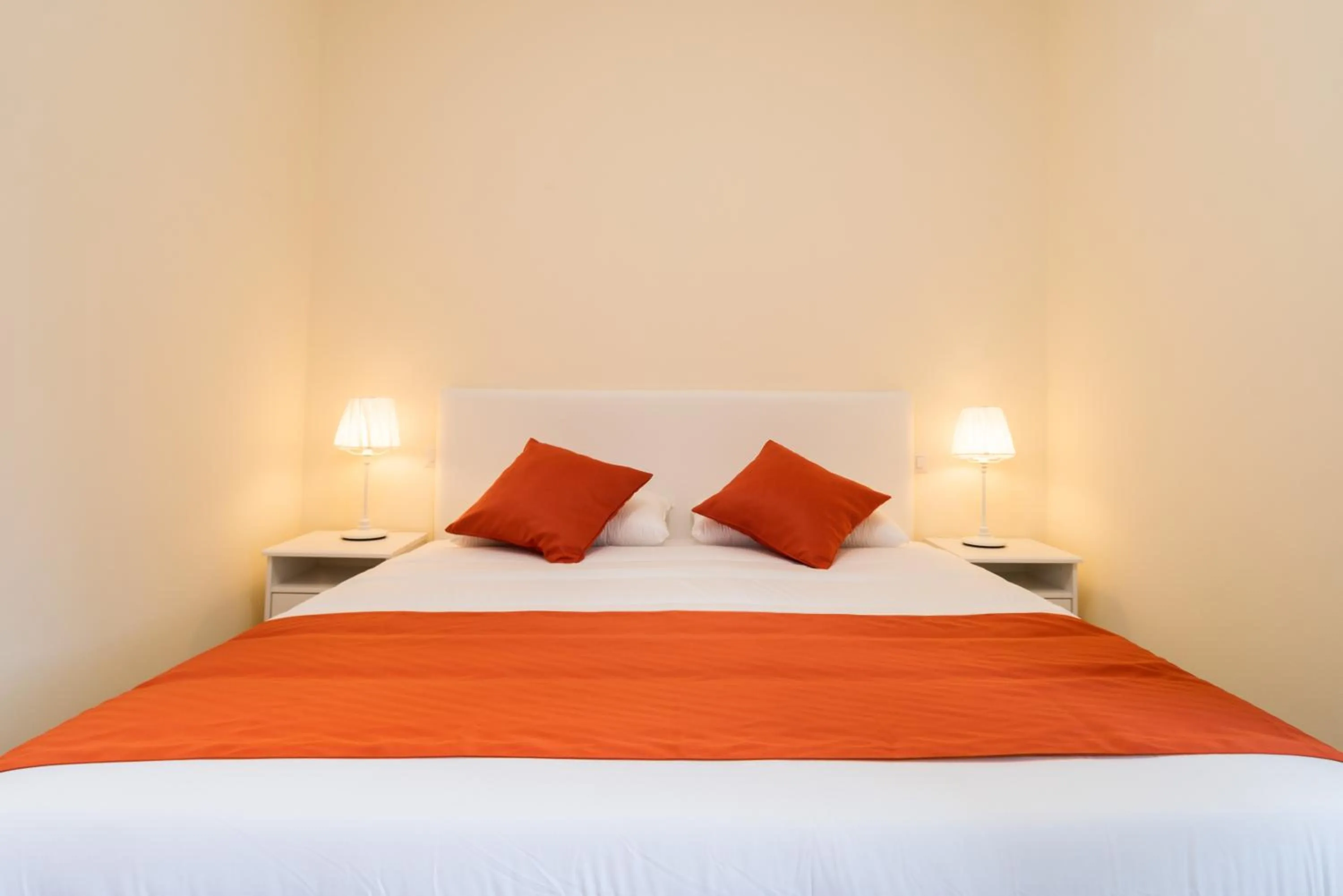 Bed in Minerva Monks Inn