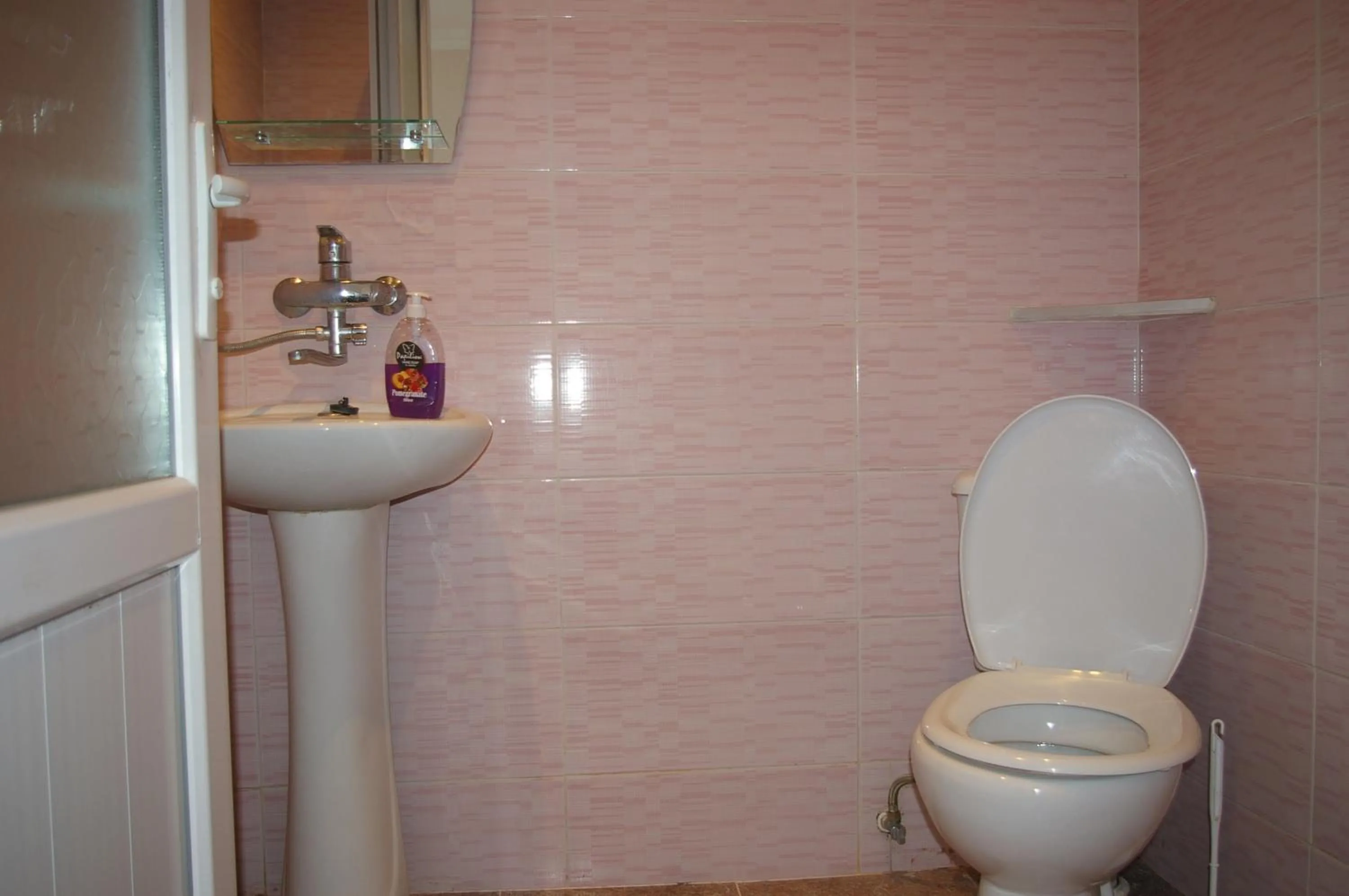 Shower in Maya Guest House