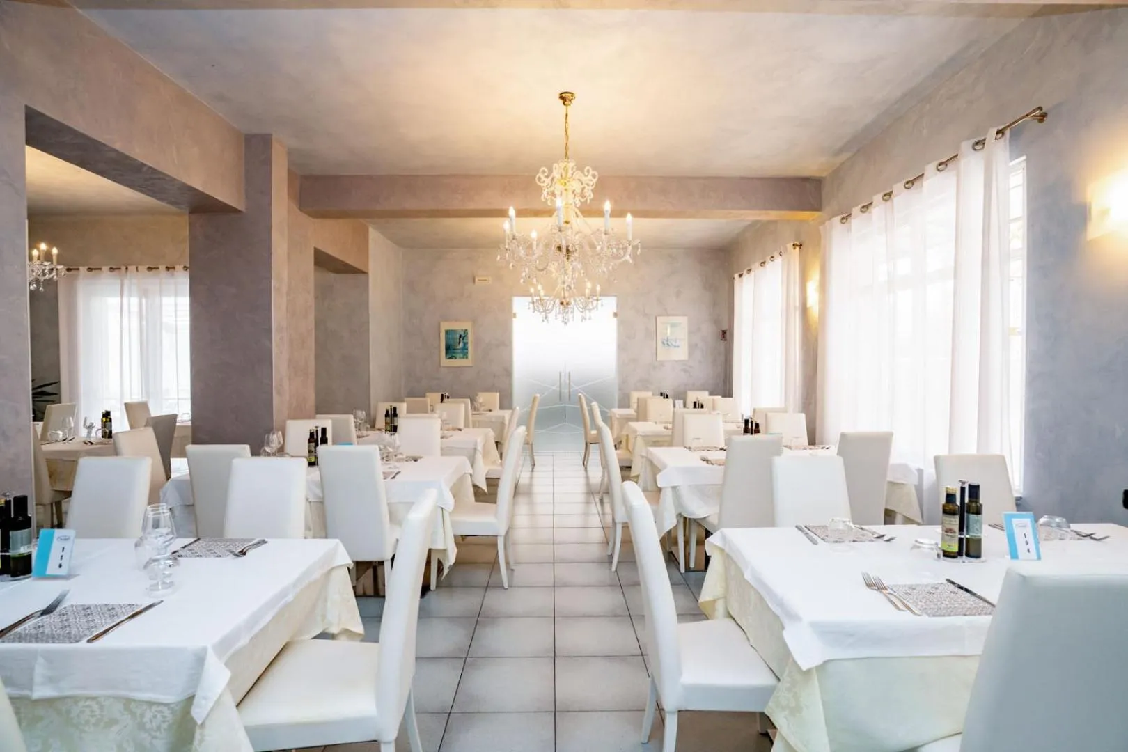 Restaurant/places to eat in Hotel Cristall
