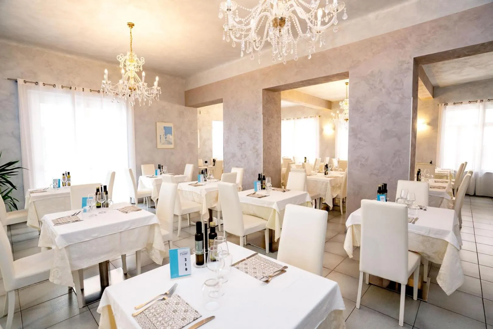Restaurant/places to eat in Hotel Cristall