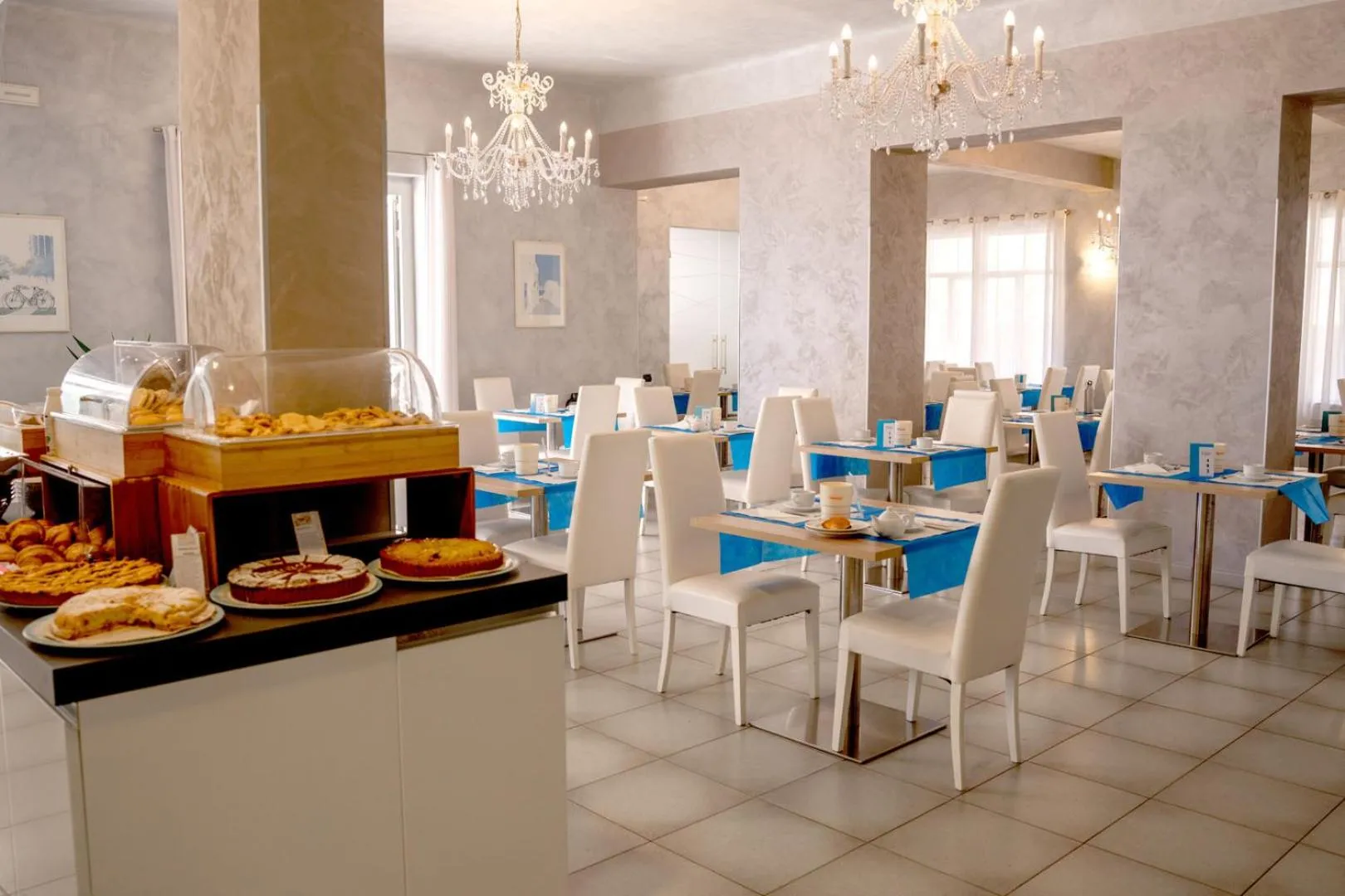 Restaurant/places to eat in Hotel Cristall