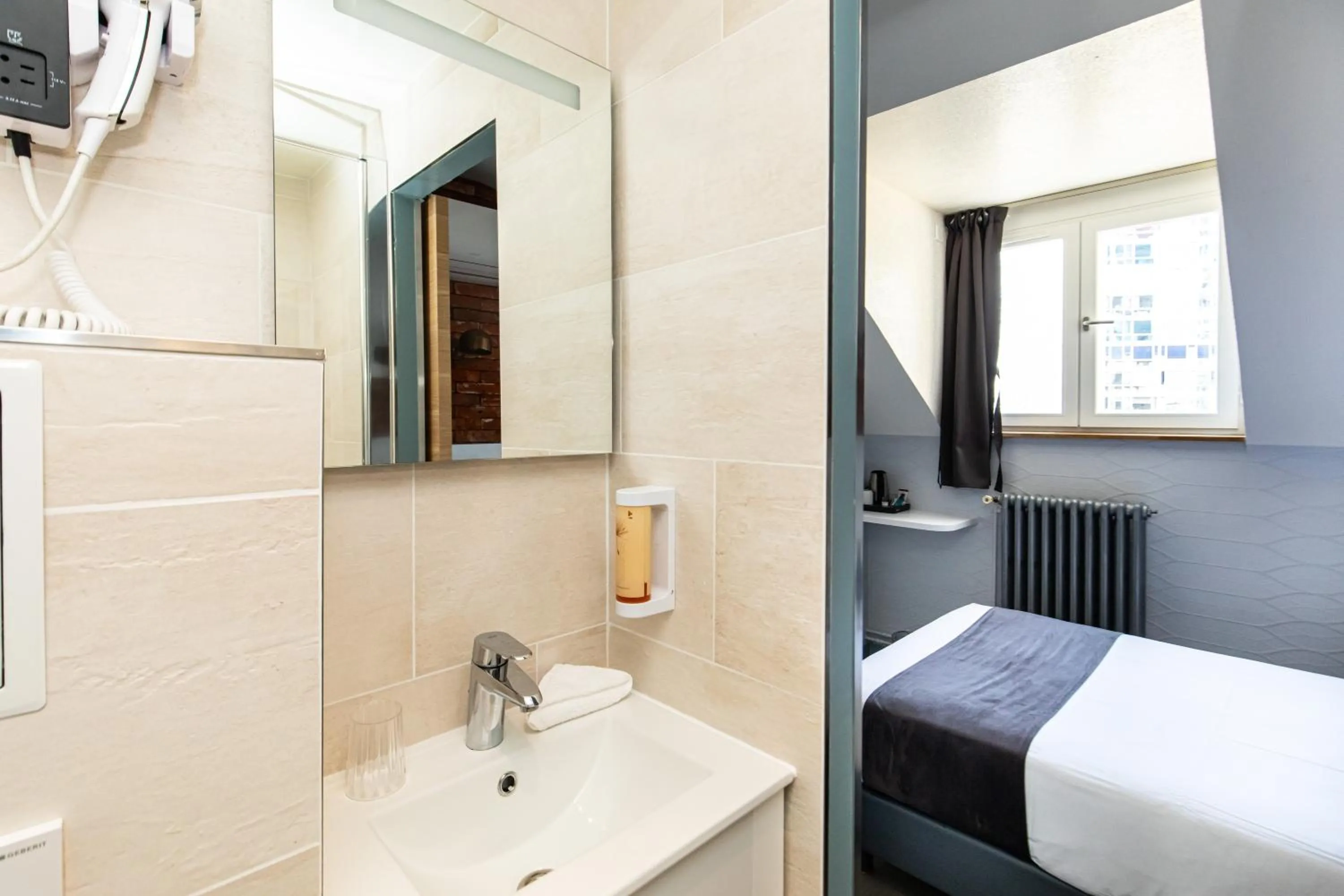 City view, Bed in HOTEL DE PARIS MONTPARNASSE