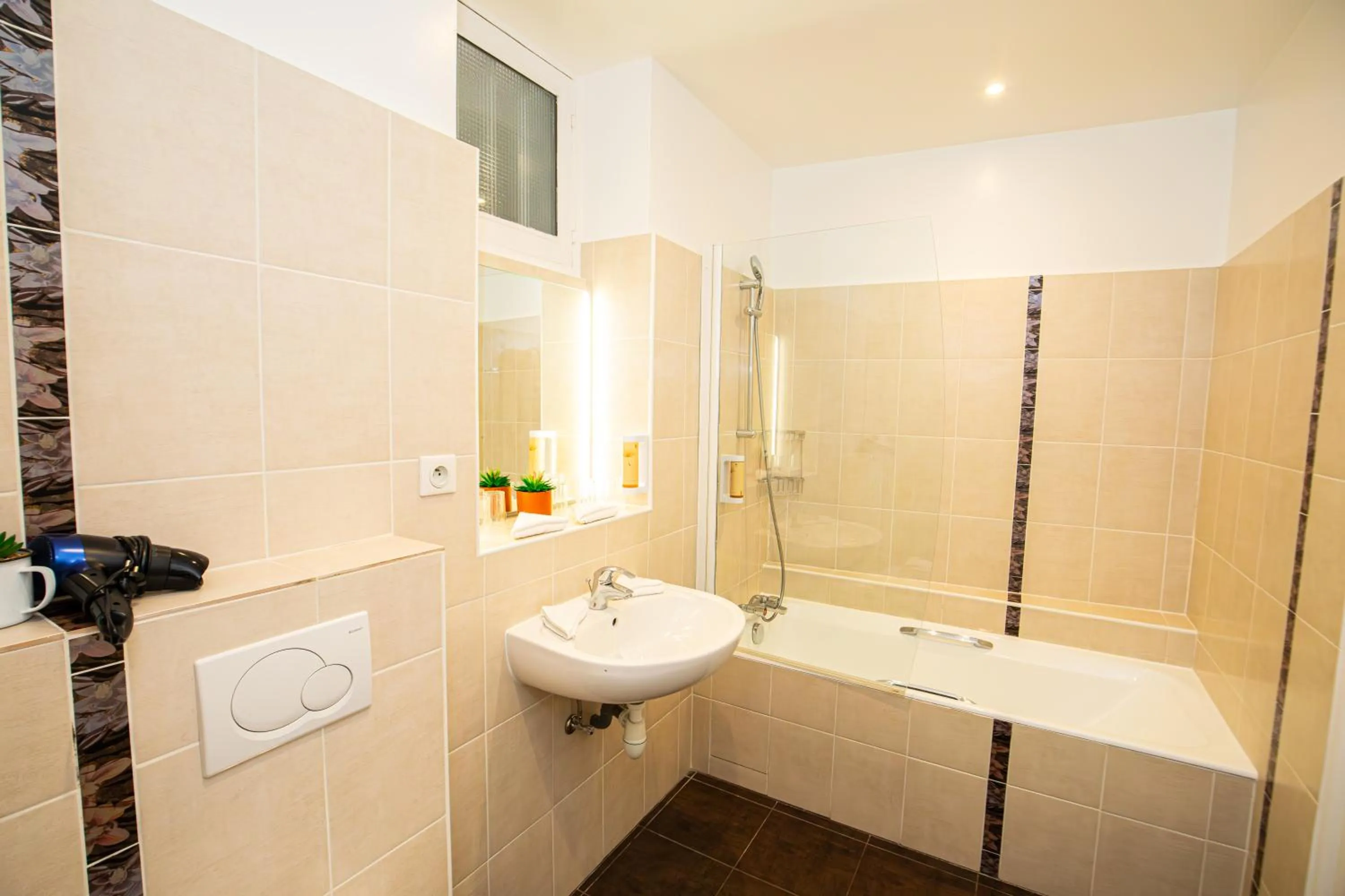 Bath in HOTEL DE PARIS MONTPARNASSE