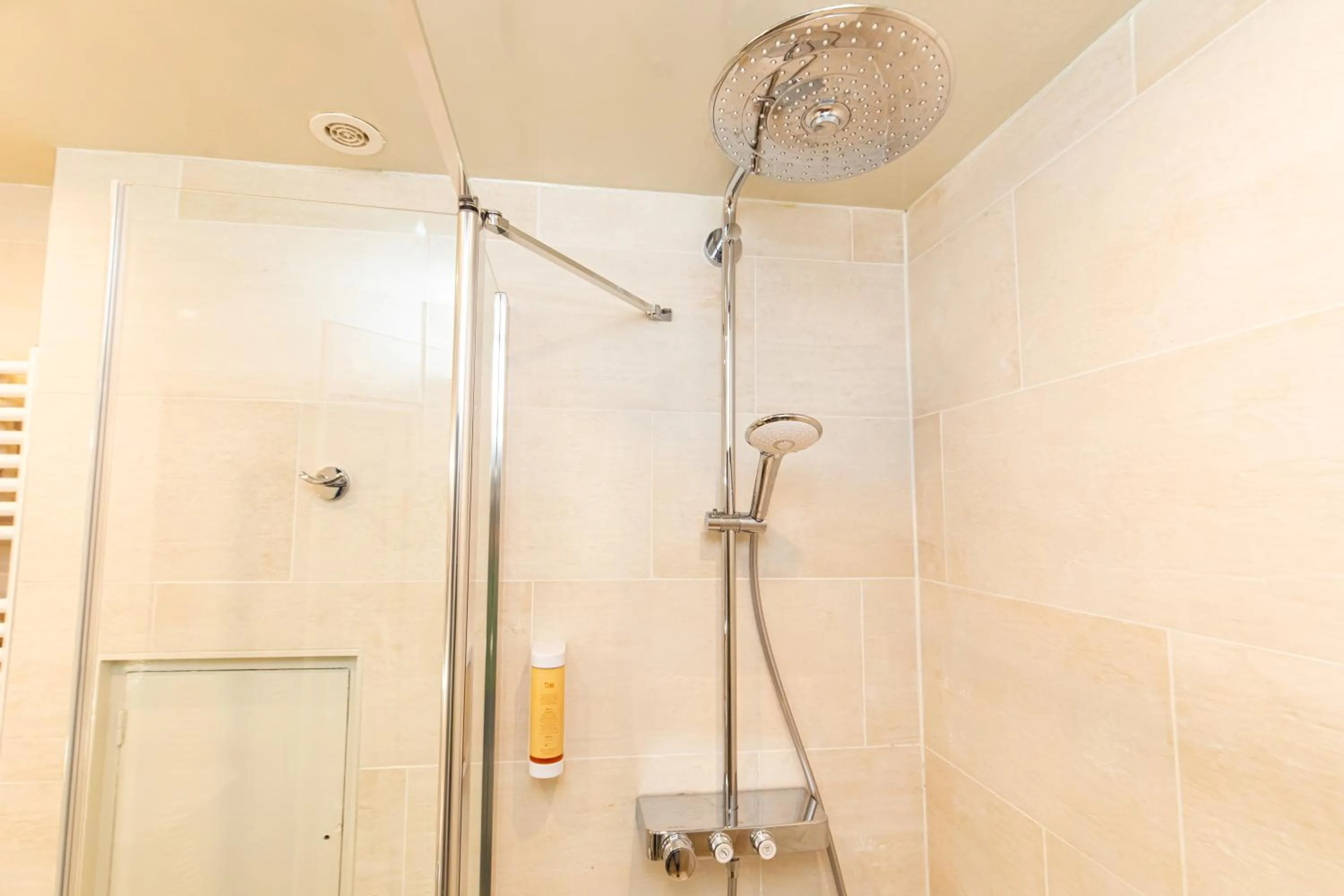 Shower in HOTEL DE PARIS MONTPARNASSE