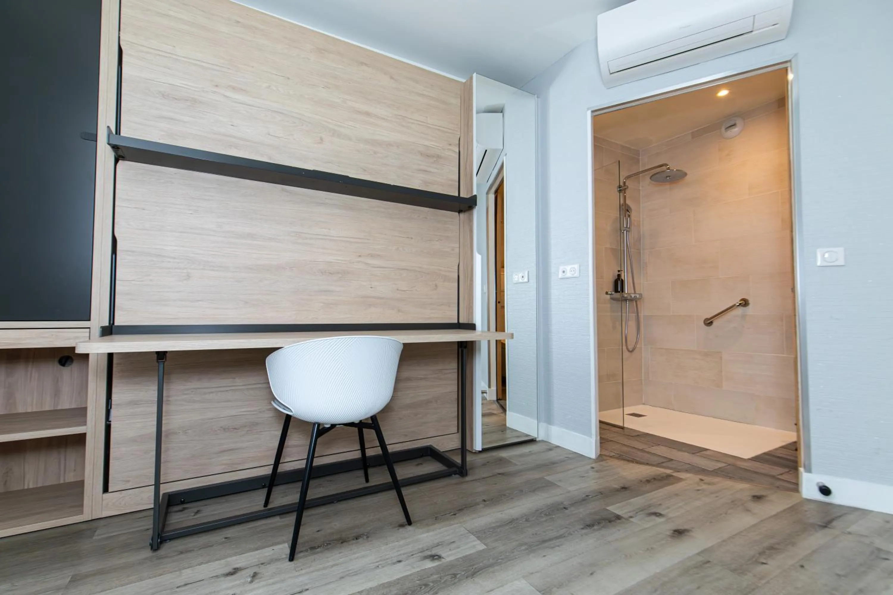 Photo of the whole room in HOTEL DE PARIS MONTPARNASSE