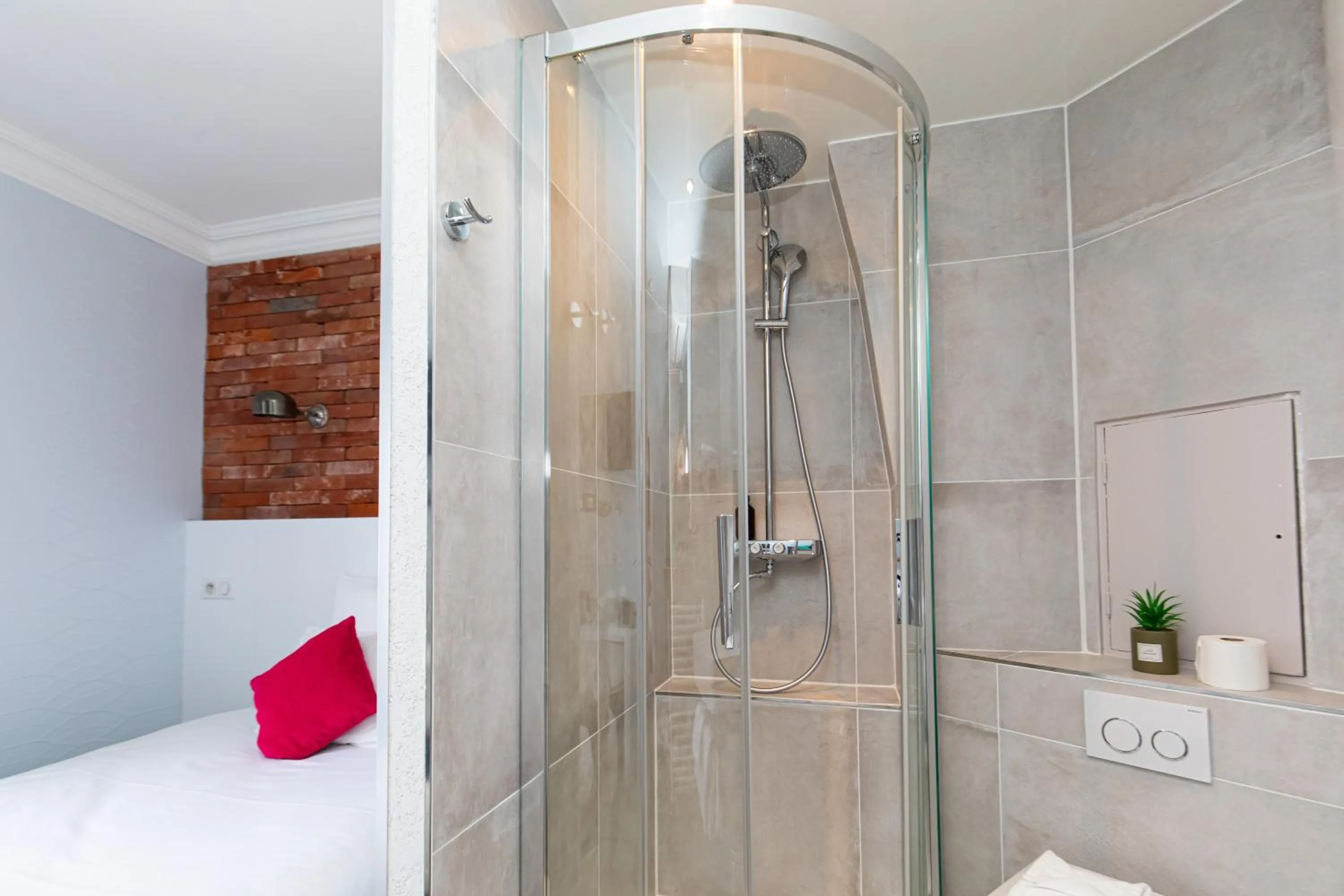 Shower in HOTEL DE PARIS MONTPARNASSE