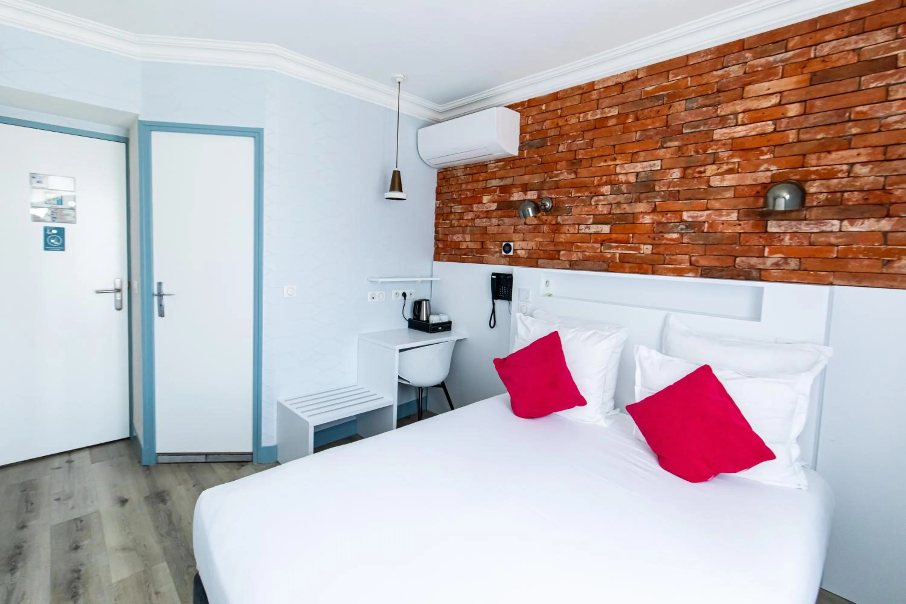 Bed in HOTEL DE PARIS MONTPARNASSE