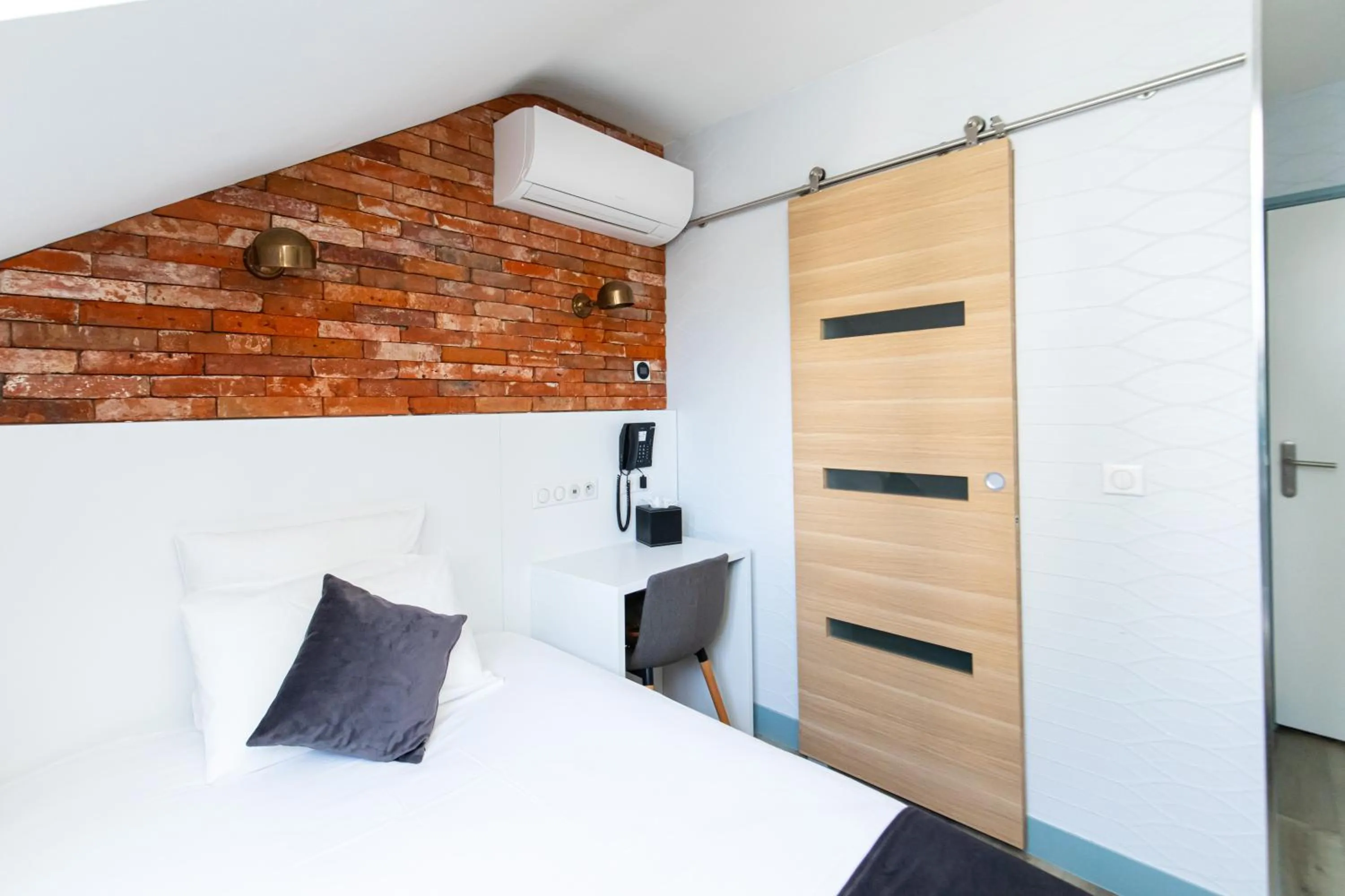 air conditioner, Bed in HOTEL DE PARIS MONTPARNASSE