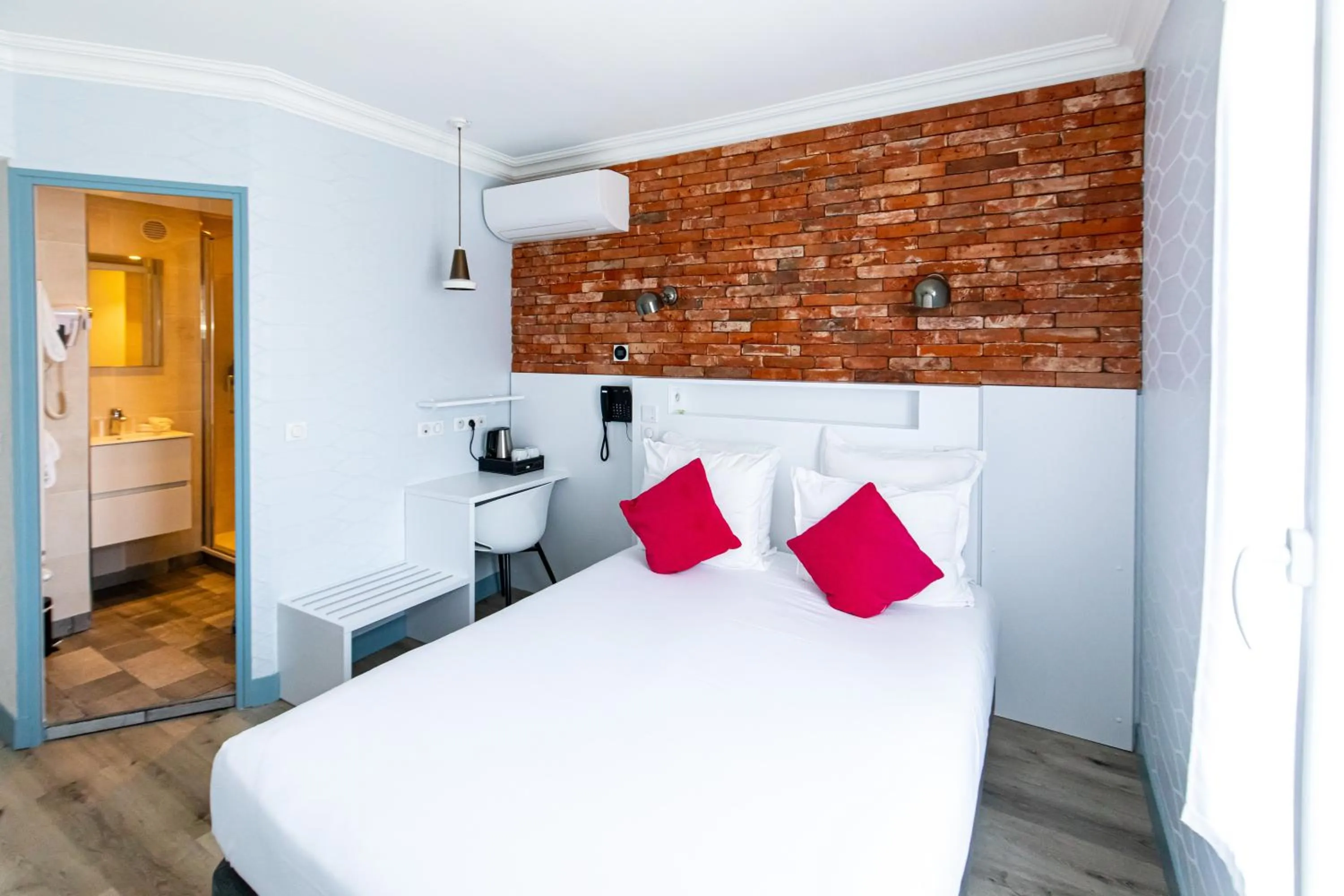 Bed in HOTEL DE PARIS MONTPARNASSE