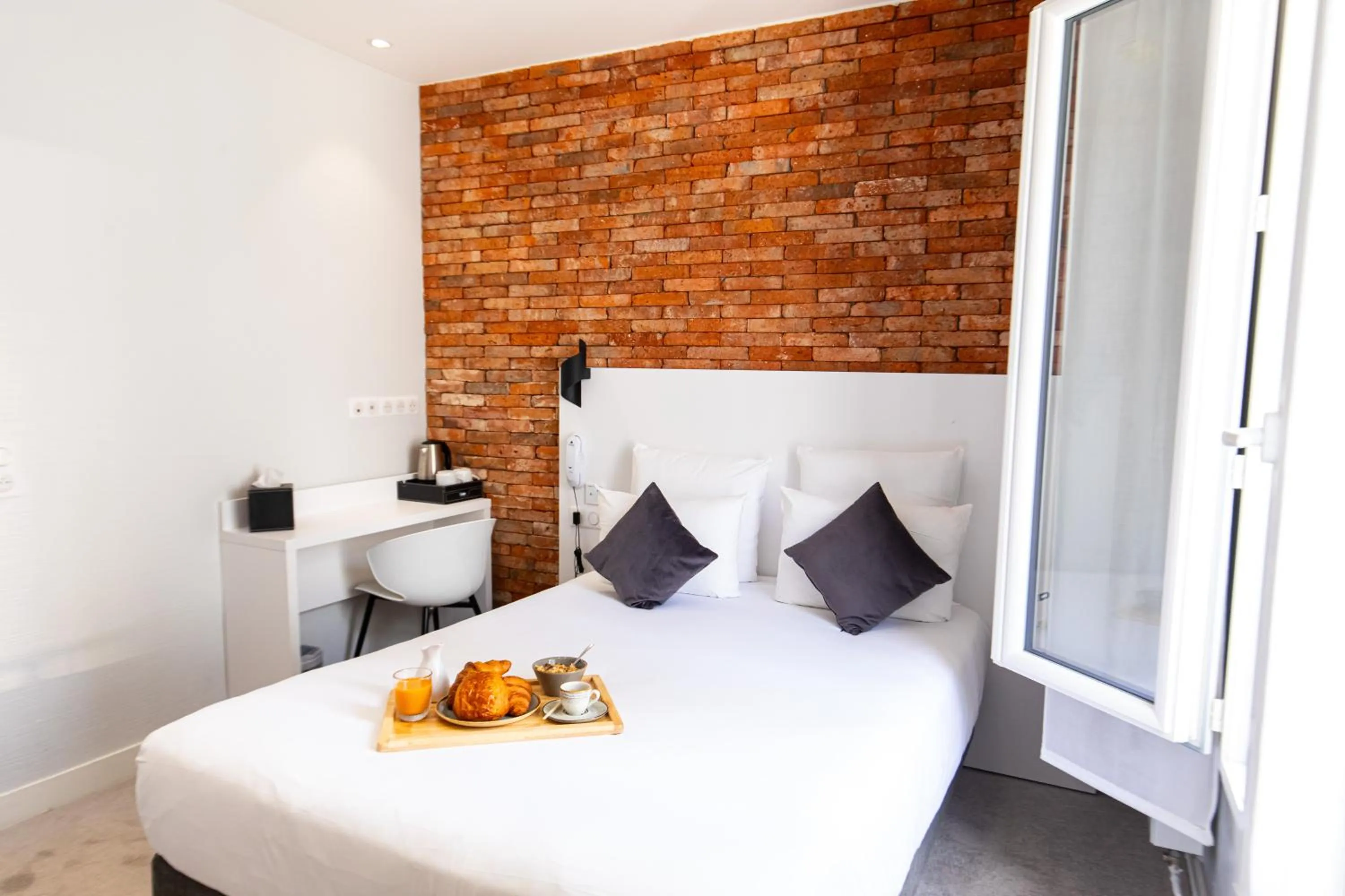 Coffee/tea facilities, Bed in HOTEL DE PARIS MONTPARNASSE