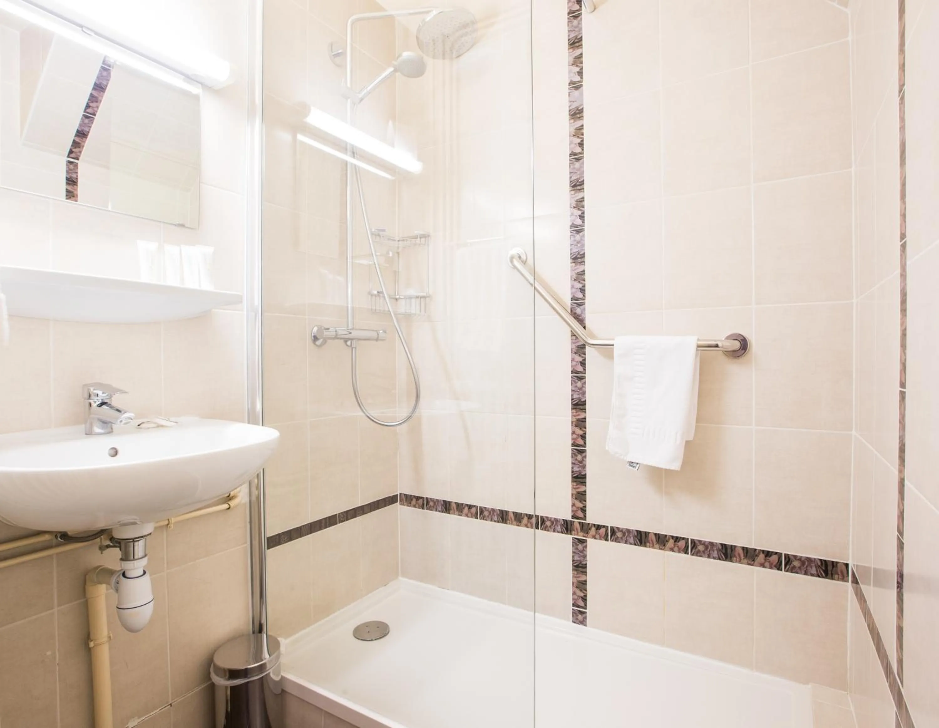 Shower in HOTEL DE PARIS MONTPARNASSE