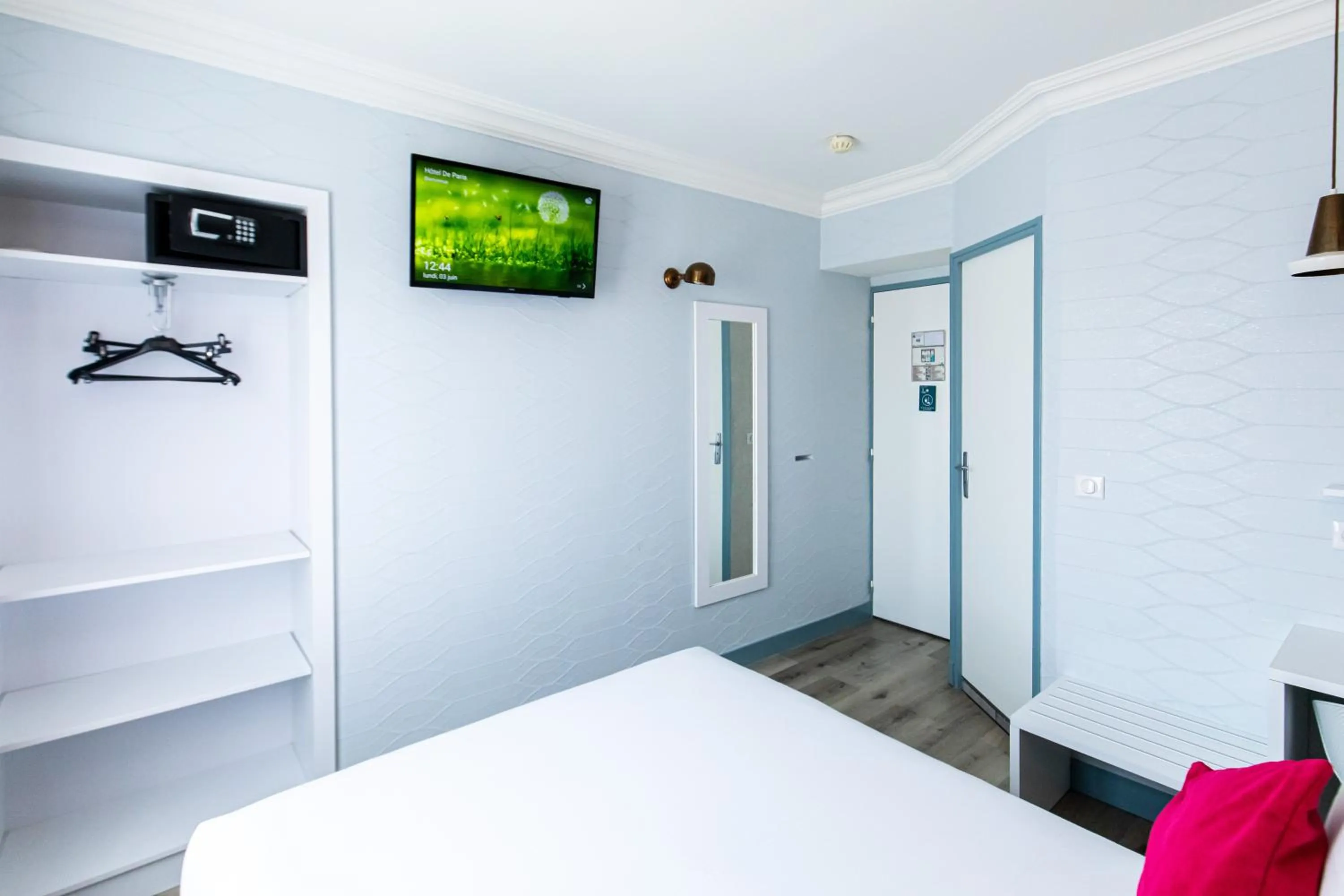 TV and multimedia, Bed in HOTEL DE PARIS MONTPARNASSE