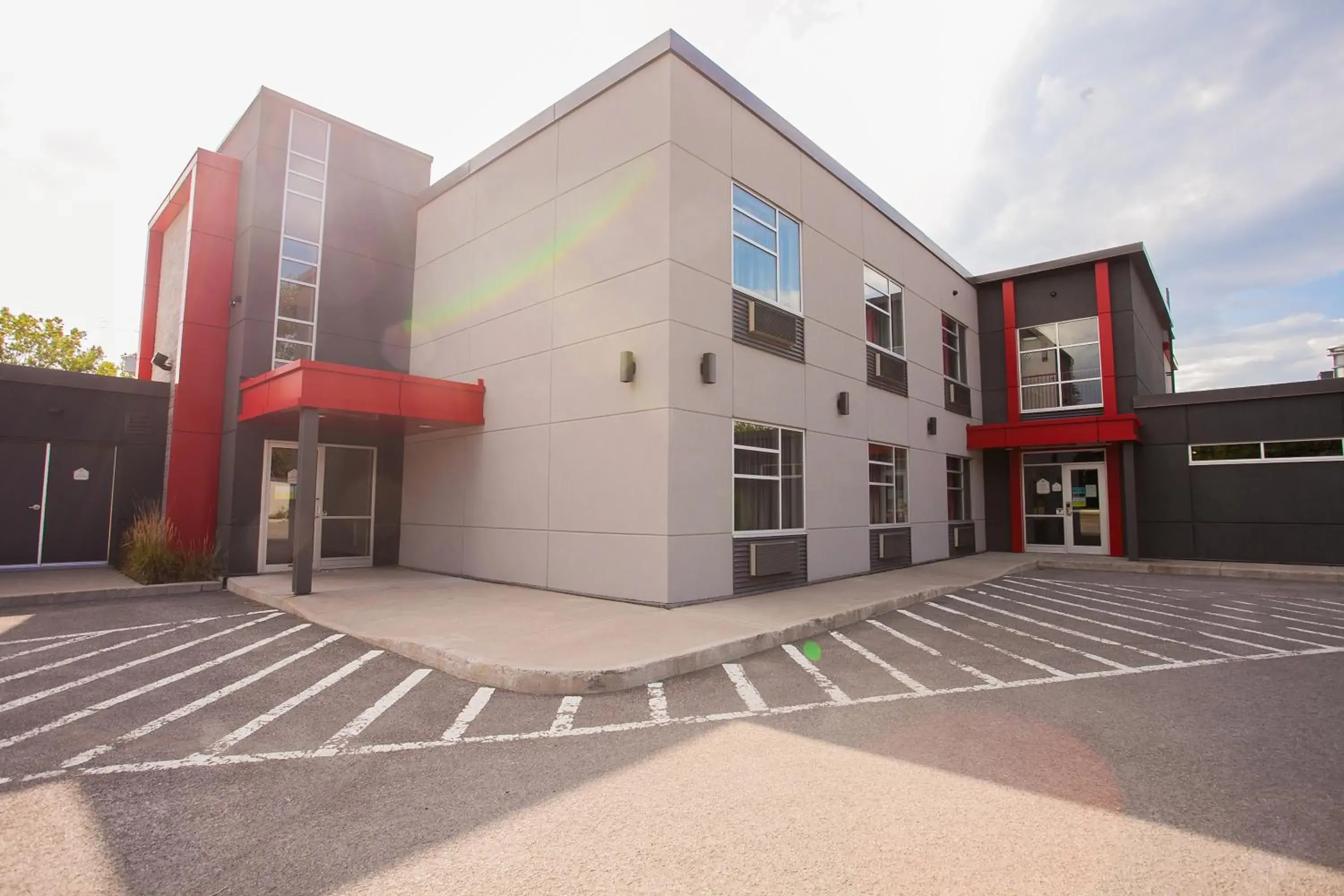 Property building in Motel Newstar Laval Property building in Motel Newstar Laval