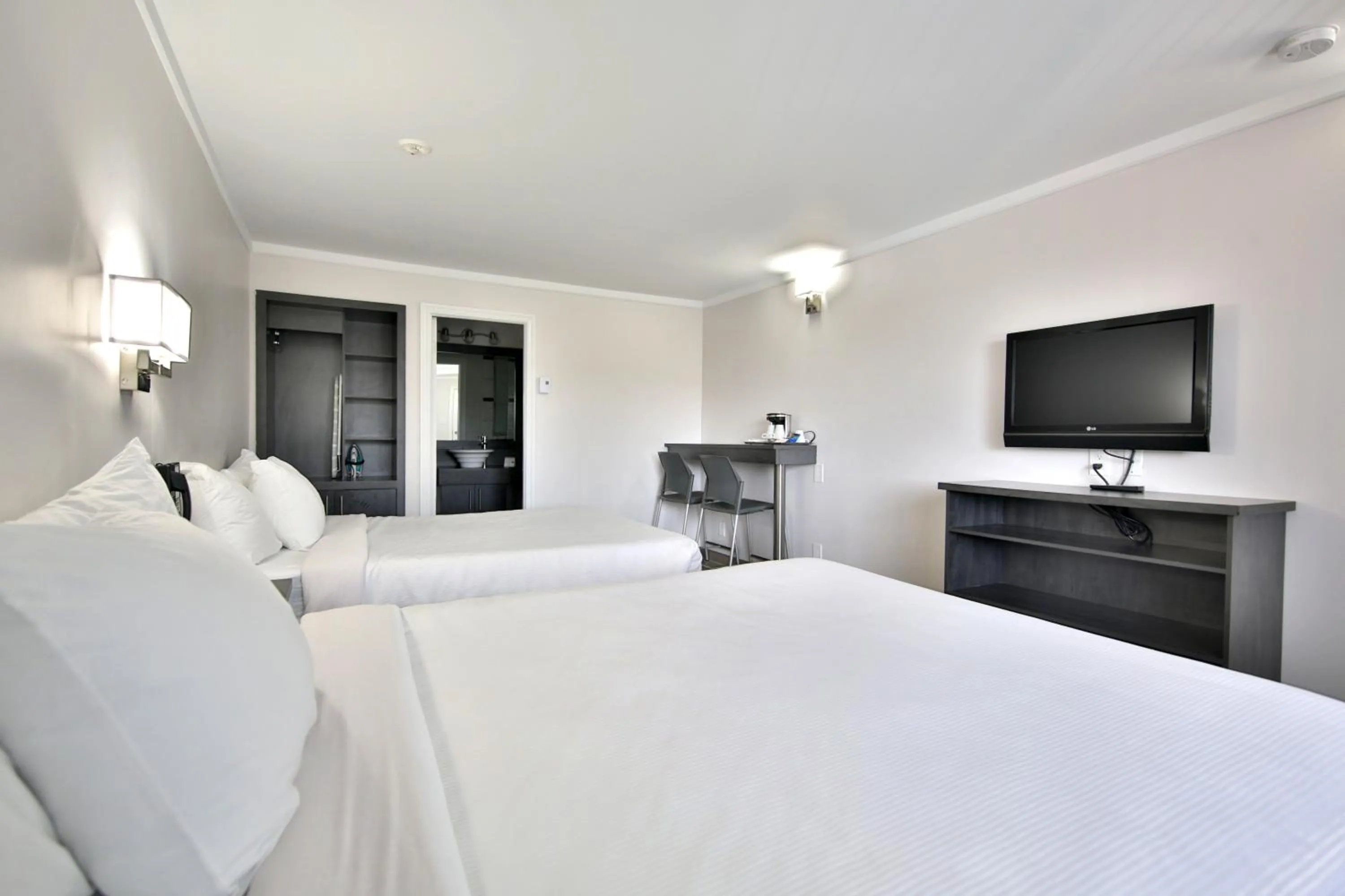 Photo of the whole room, Bed in Motel Newstar Laval