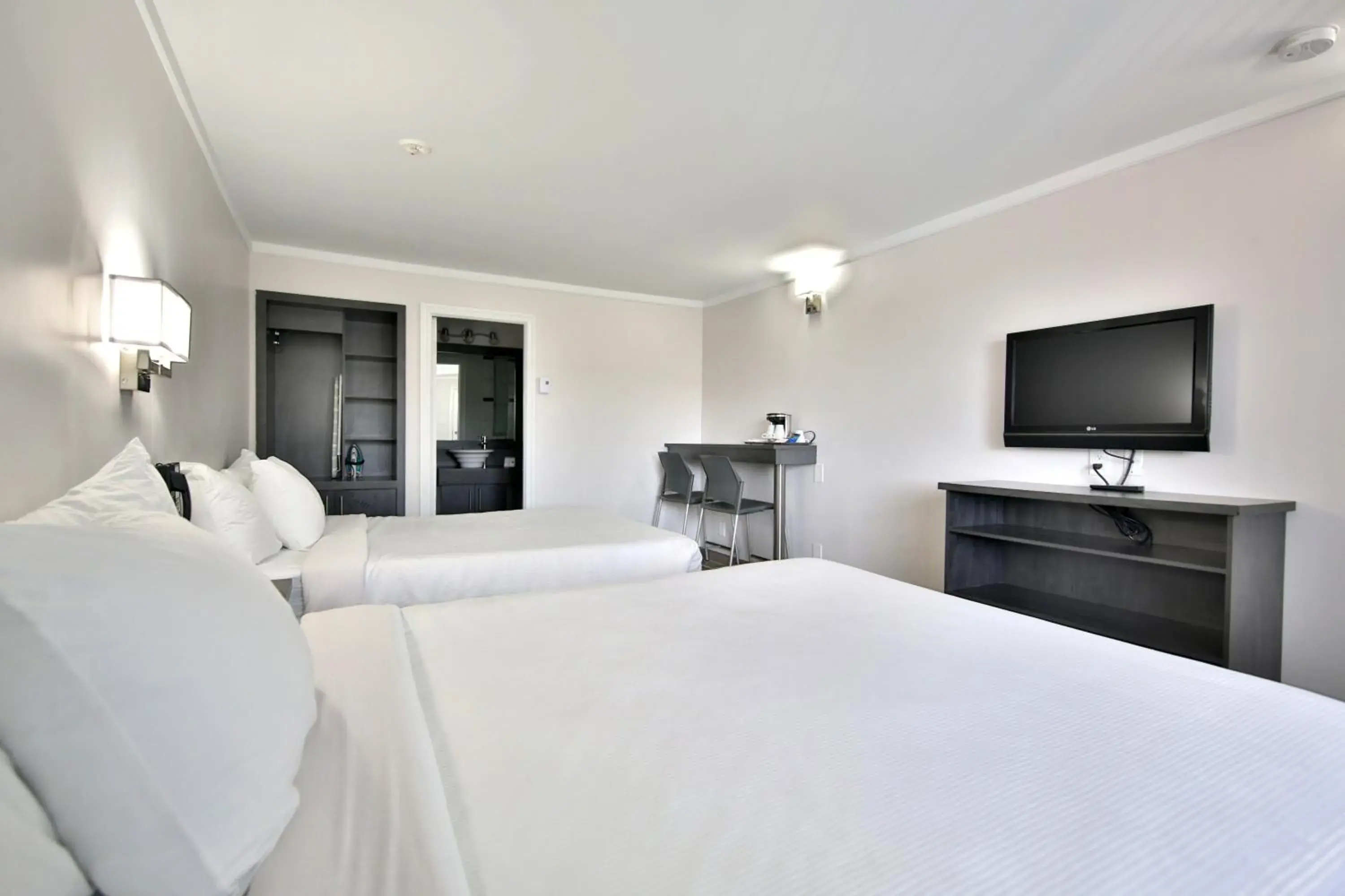 Two Queen Beds in Motel Newstar Laval Two Queen Beds in Motel Newstar Laval