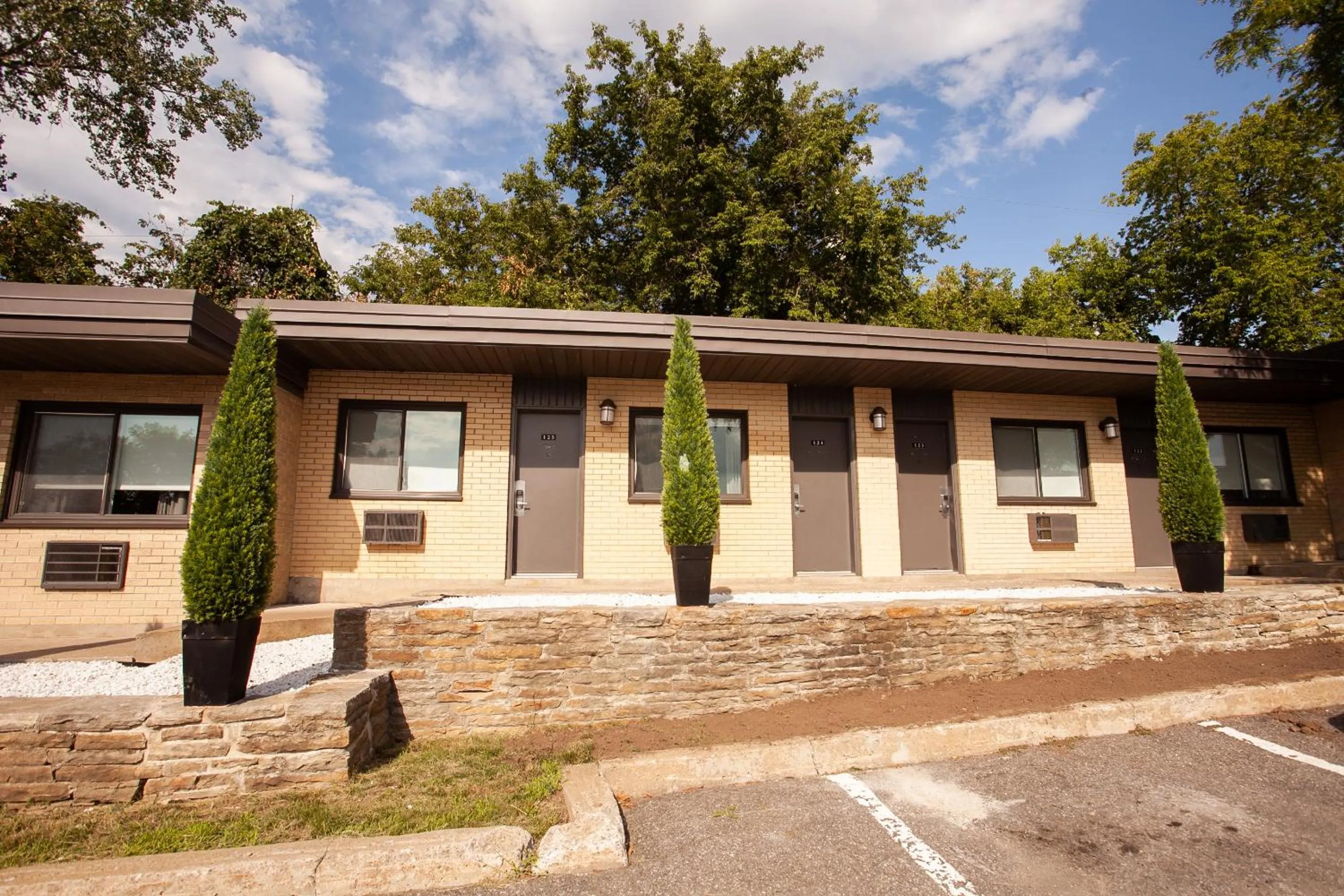 Property building in Motel Newstar Laval