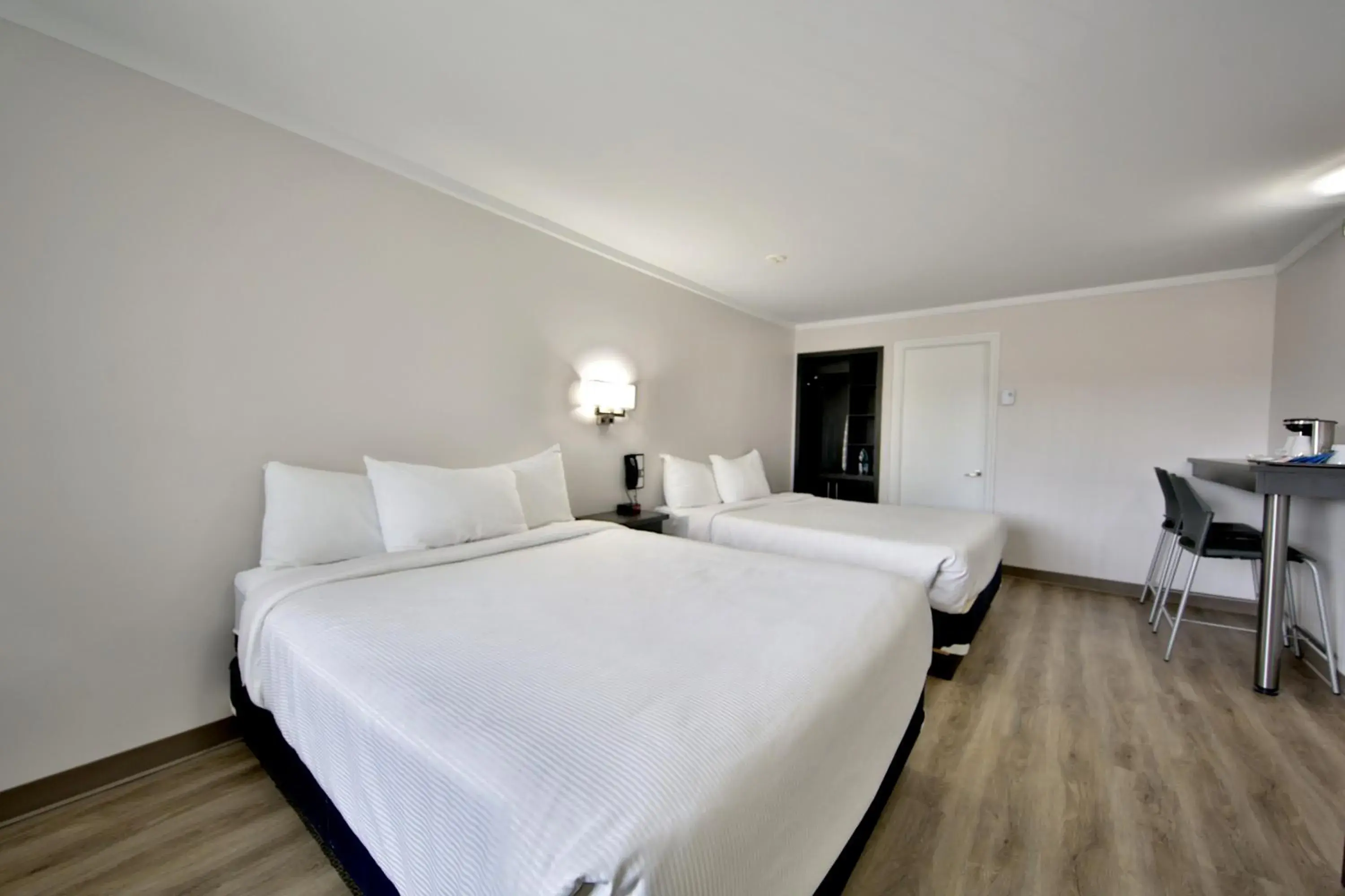 Photo of the whole room, Bed in Motel Newstar Laval Photo of the whole room, Bed in Motel Newstar Laval