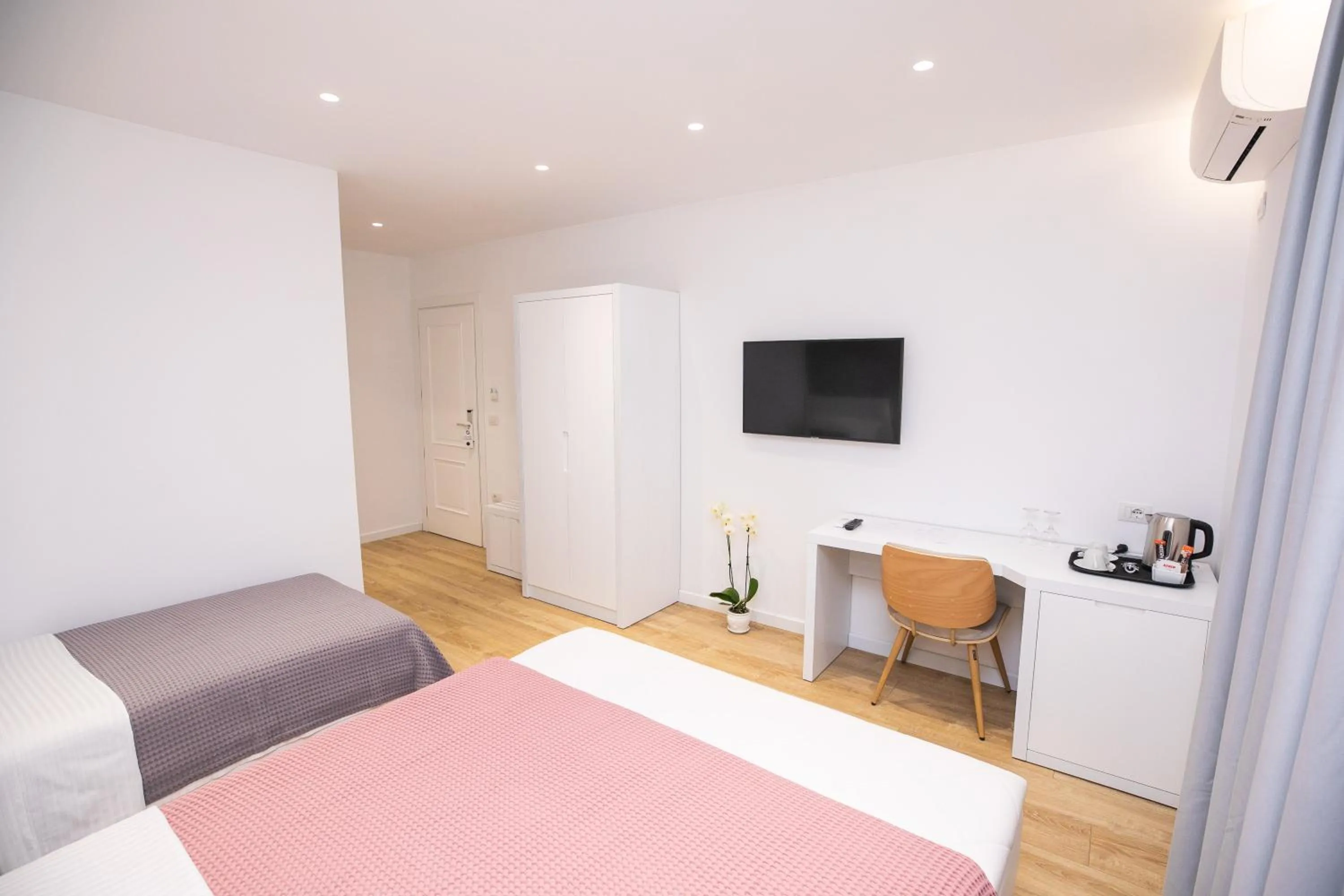 Bedroom, Bed in Hotel Elior