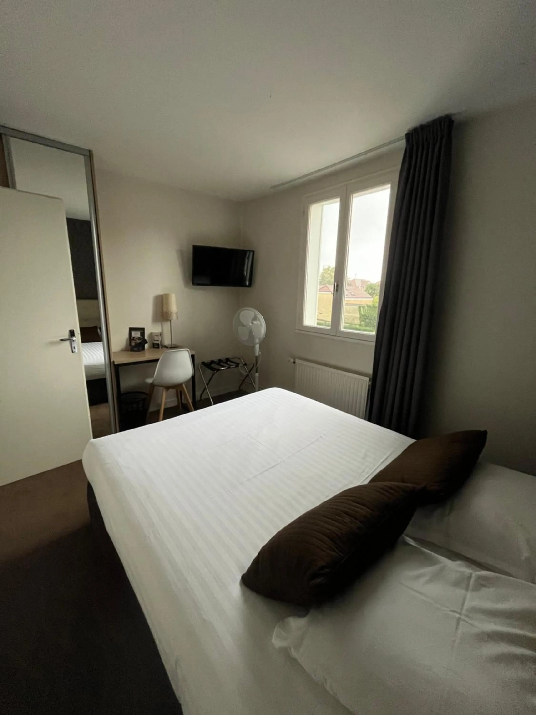 Bed in Contact Hotel Hôtel De Troyes