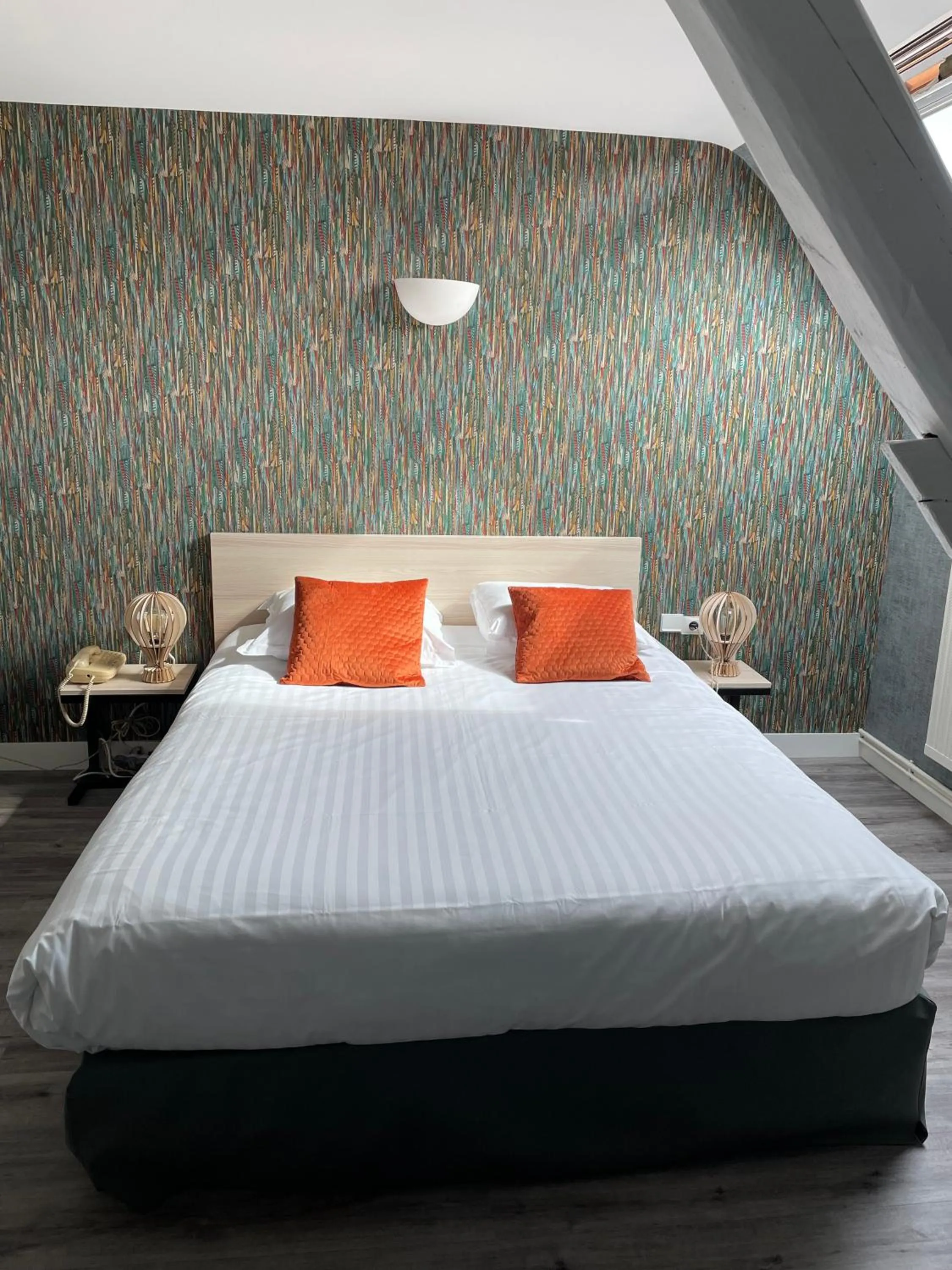 Shower, Bed in Contact Hotel Hôtel De Troyes