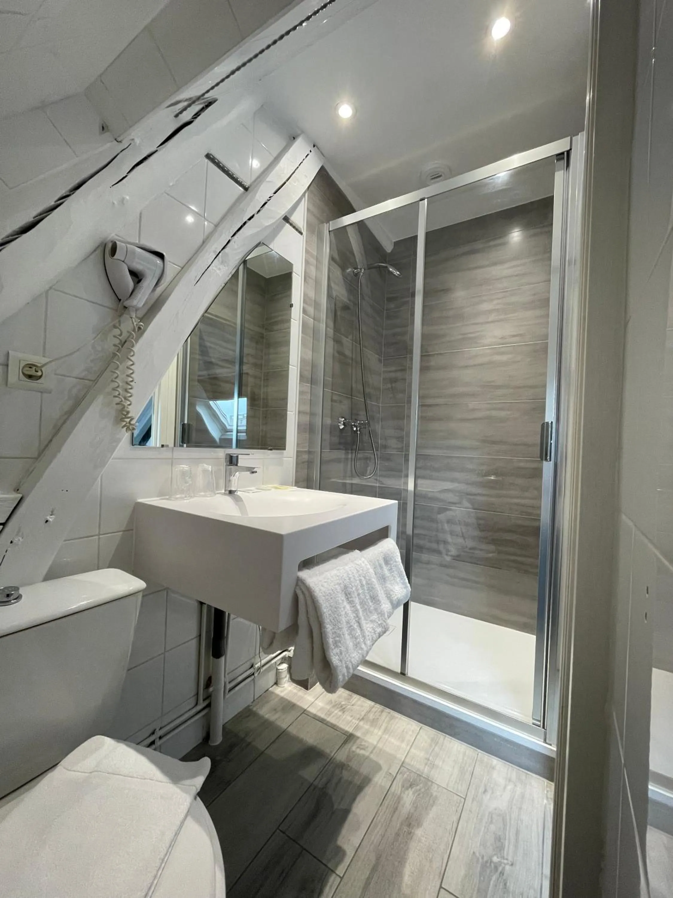 Shower in Contact Hotel Hôtel De Troyes