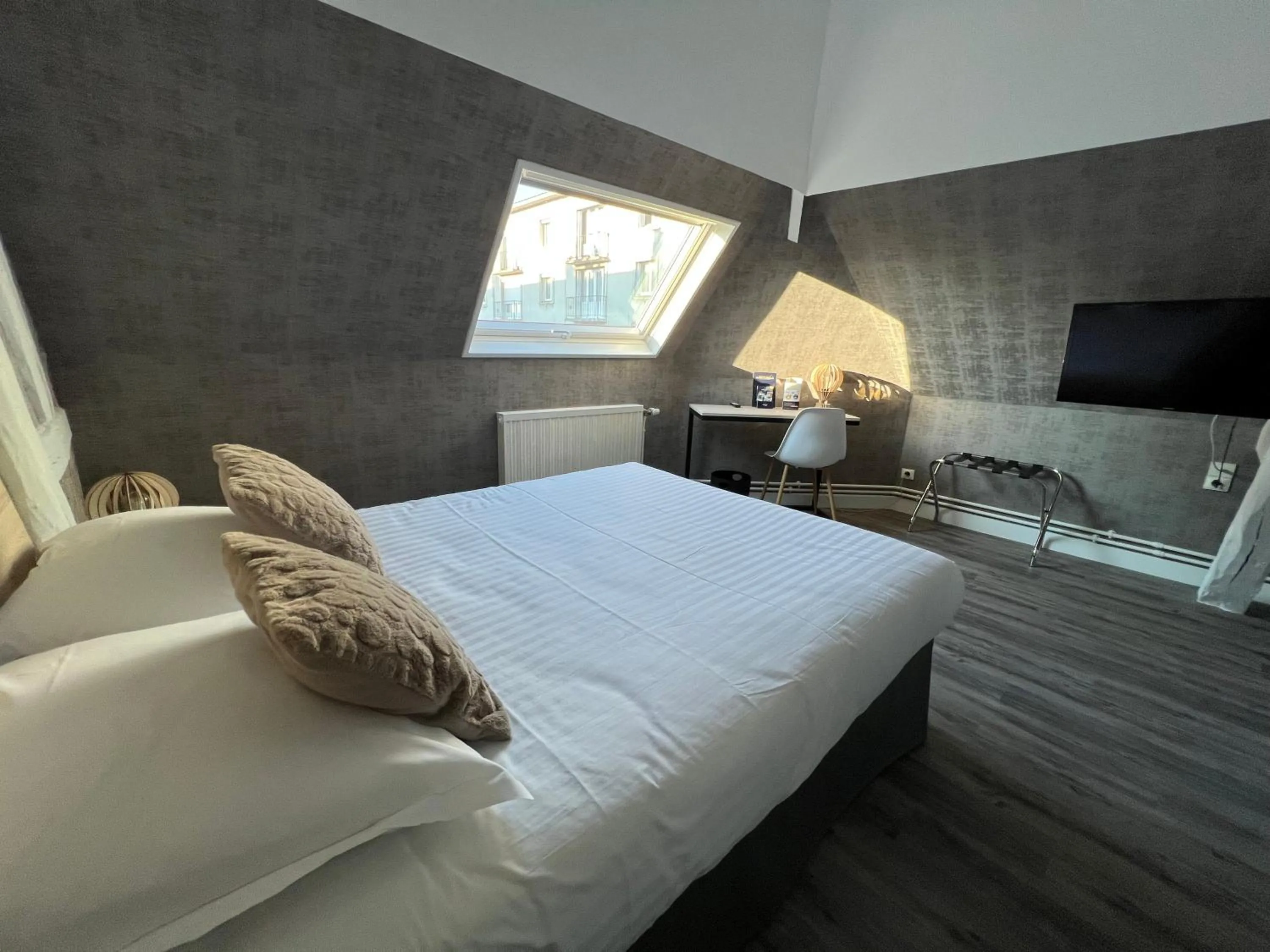 Shower, Bed in Contact Hotel Hôtel De Troyes