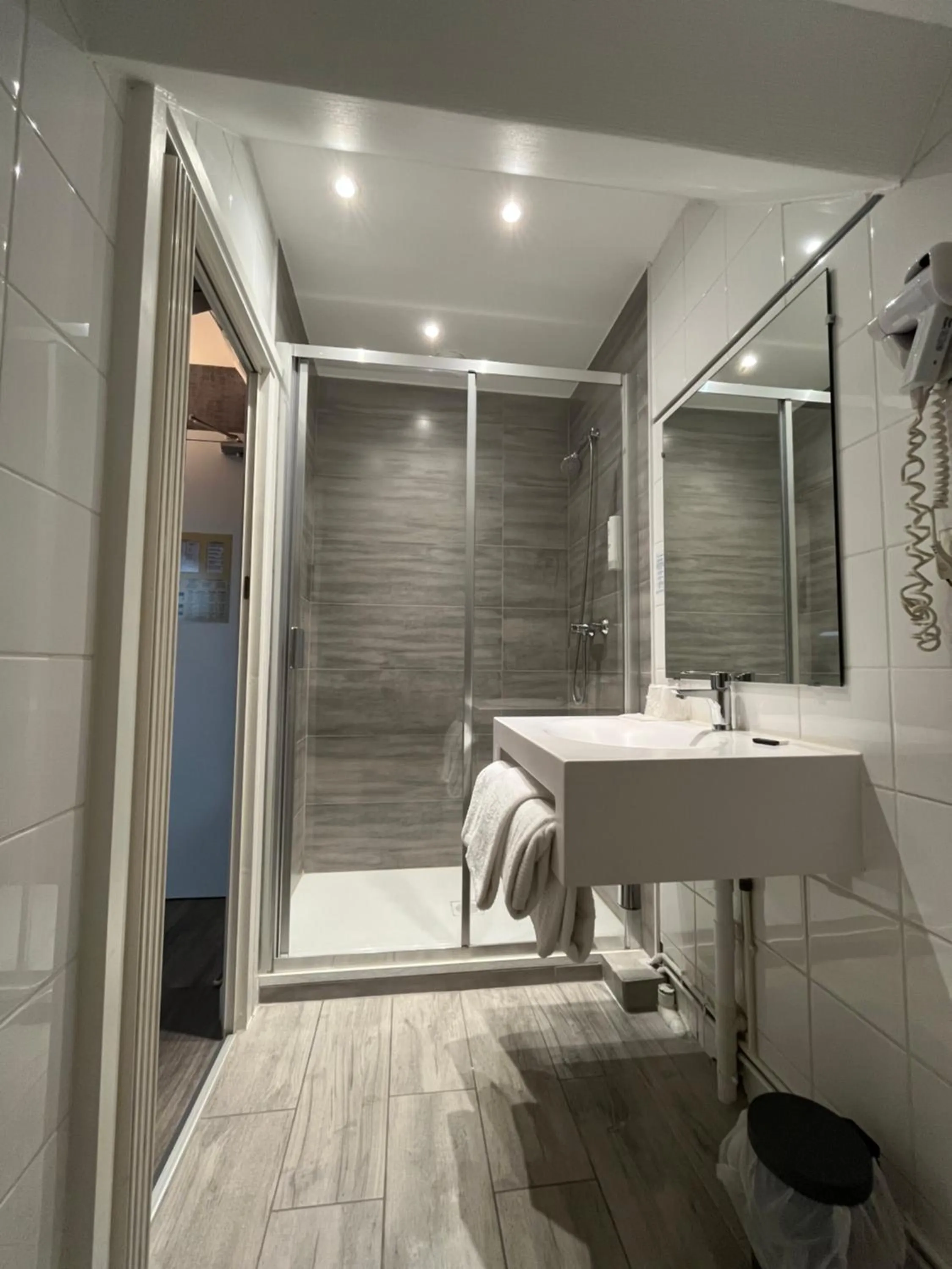 Shower in Contact Hotel Hôtel De Troyes