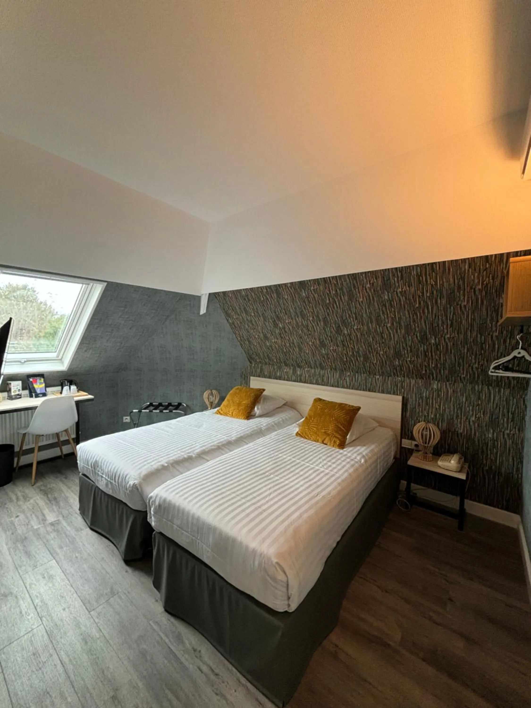 Bed in Contact Hotel Hôtel De Troyes