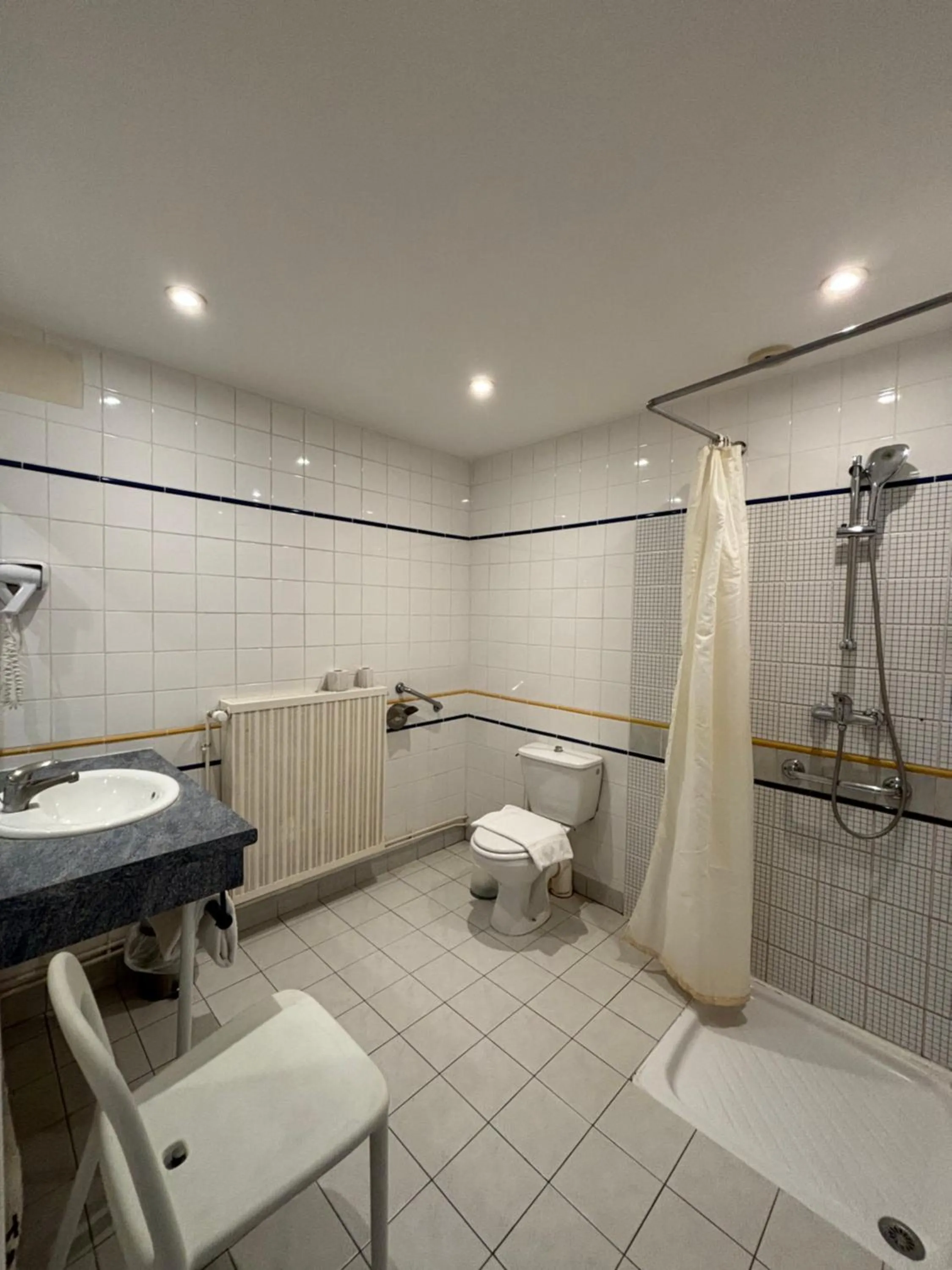 Shower in Contact Hotel Hôtel De Troyes