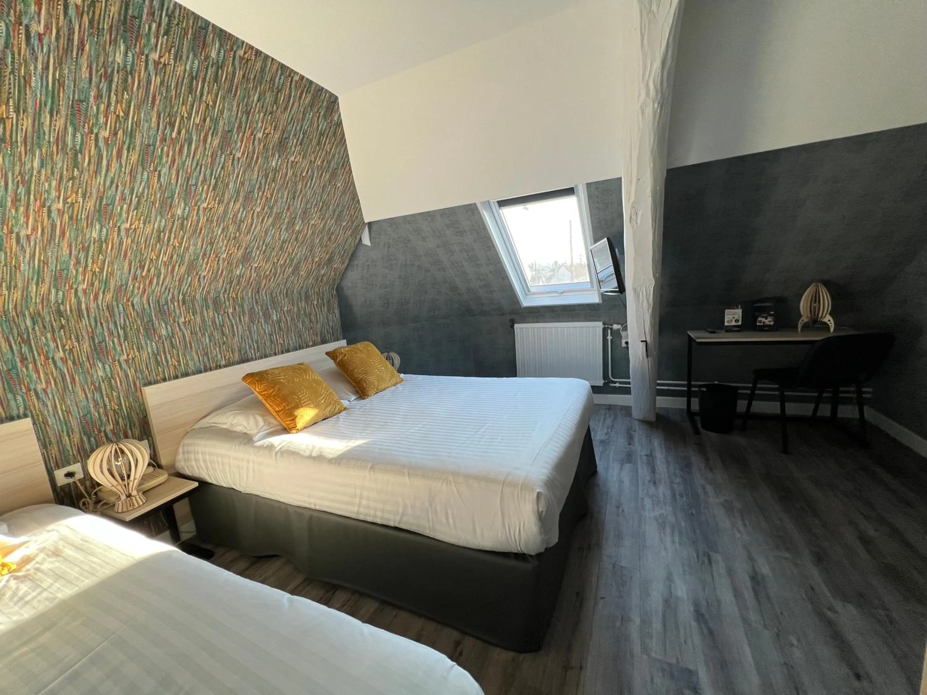 Shower, Bed in Contact Hotel Hôtel De Troyes