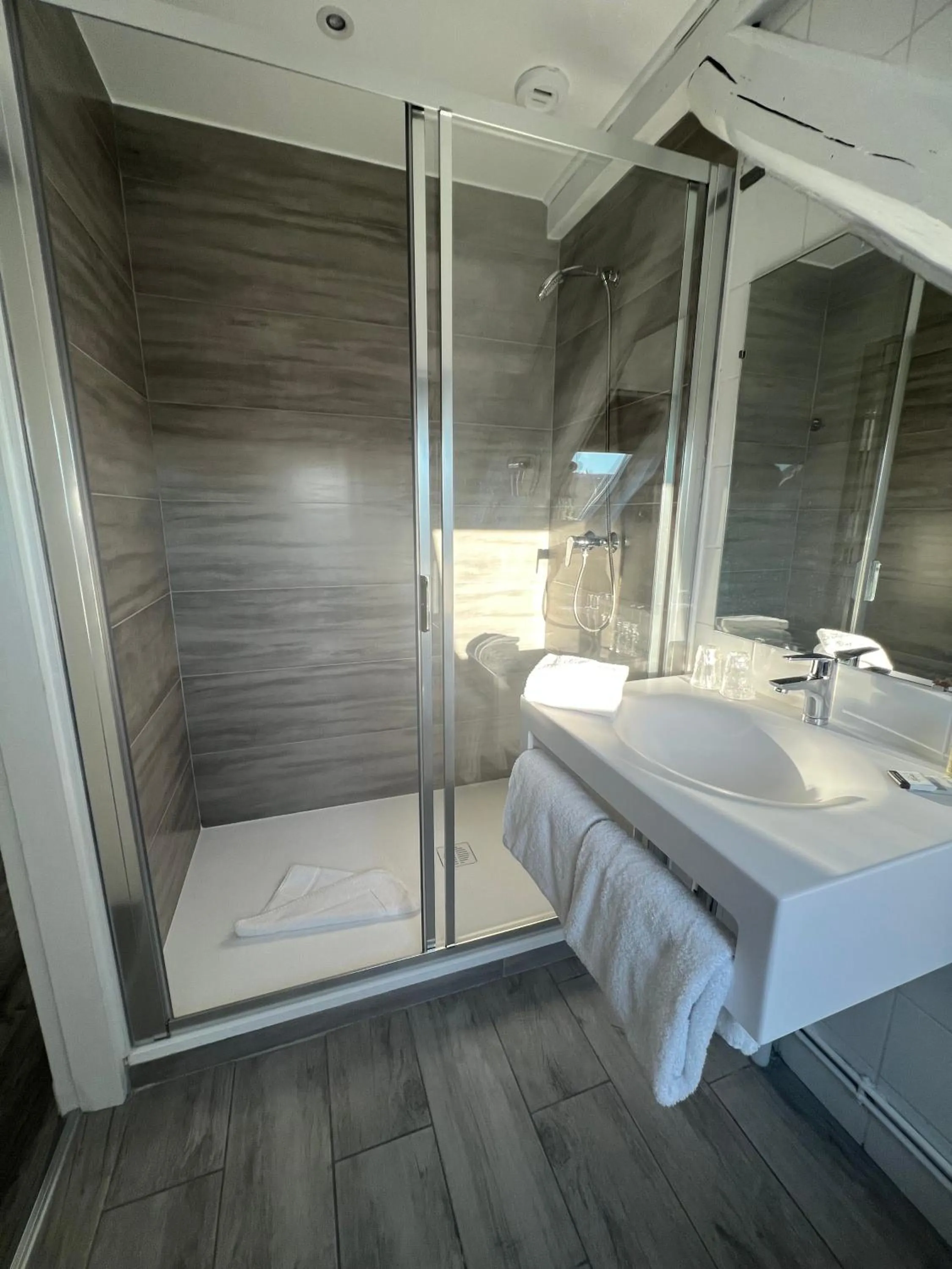 Shower in Contact Hotel Hôtel De Troyes