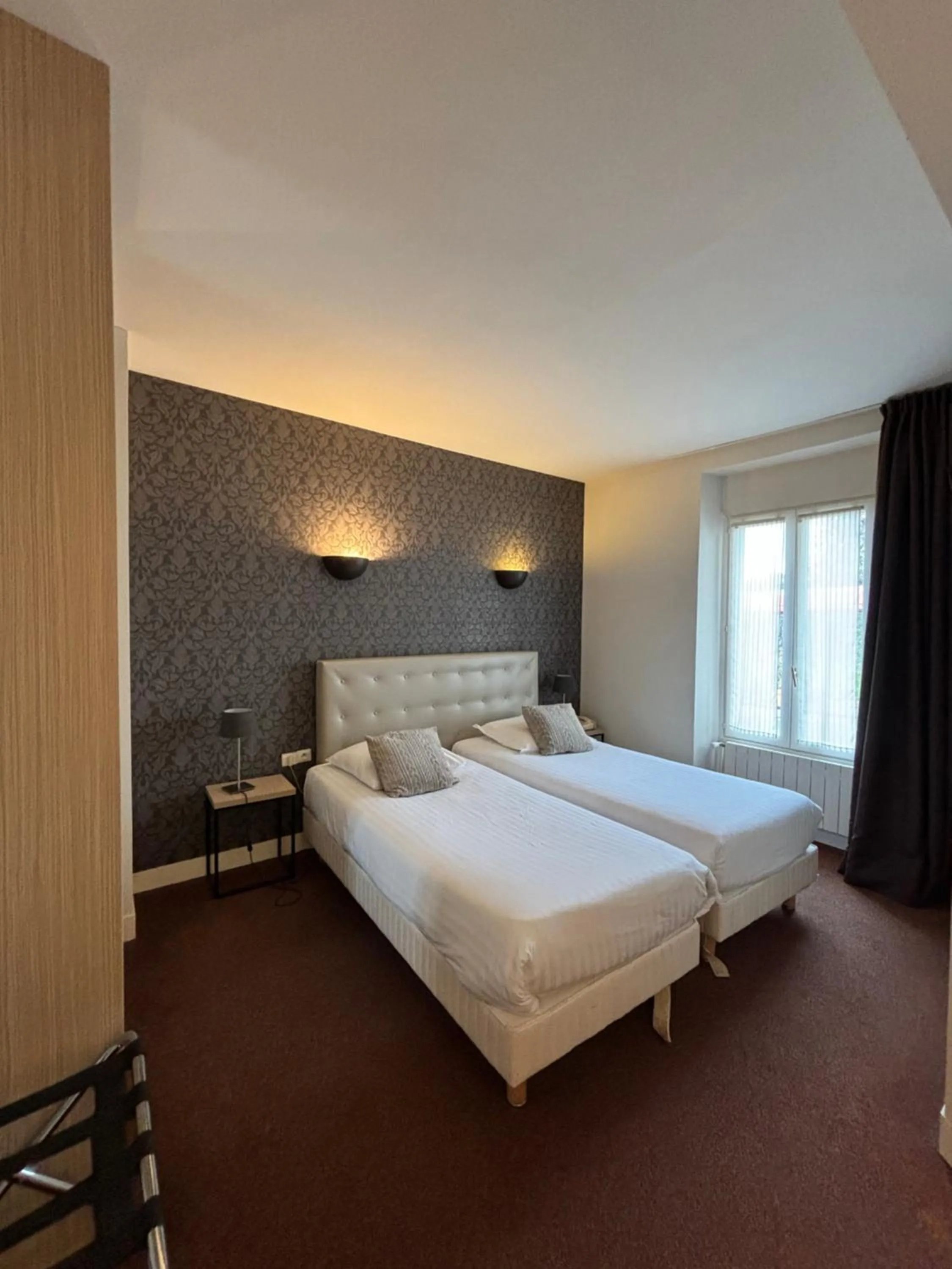 Bed in Contact Hotel Hôtel De Troyes