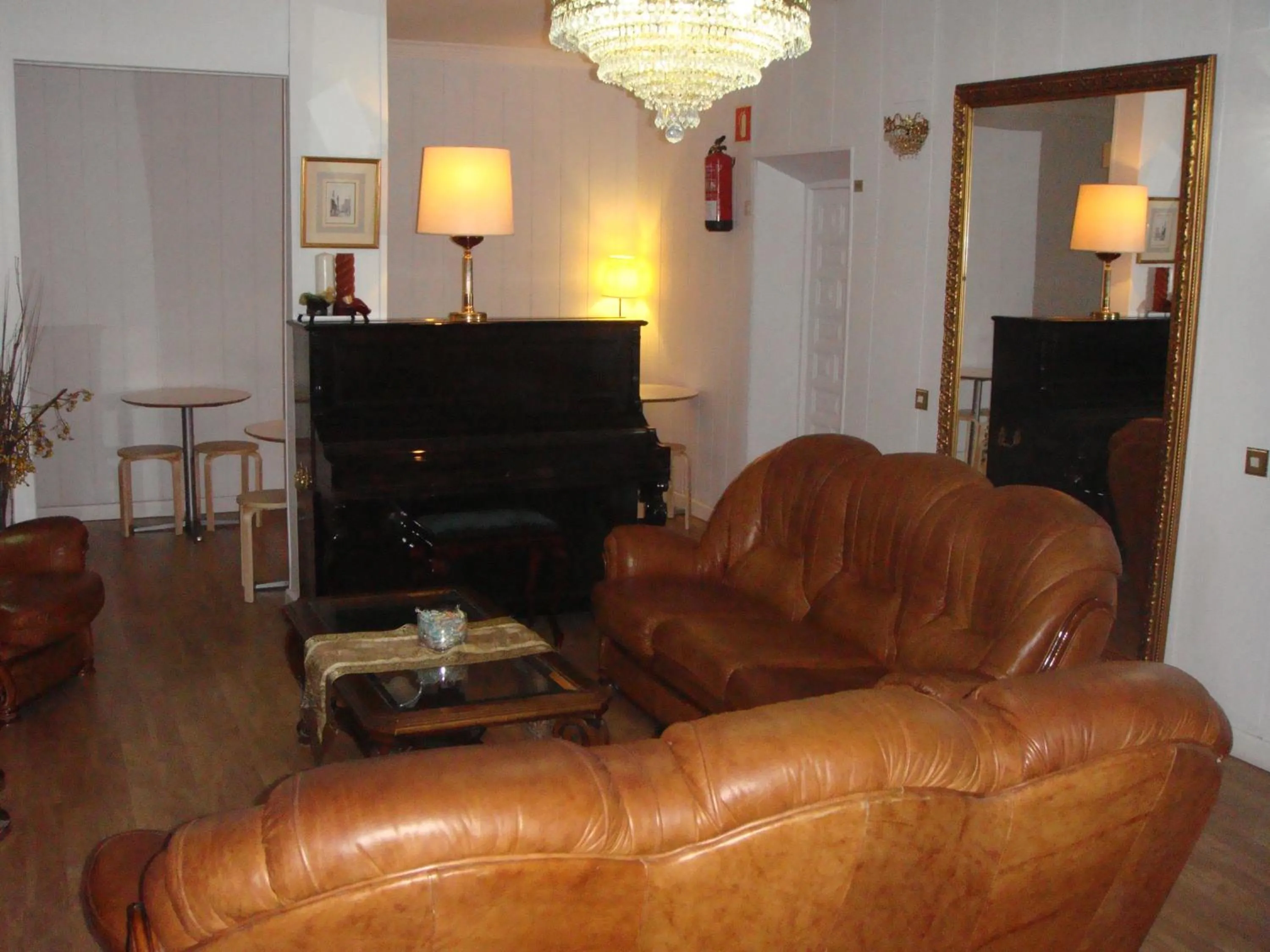 Communal lounge/ TV room in Hostal Riesco