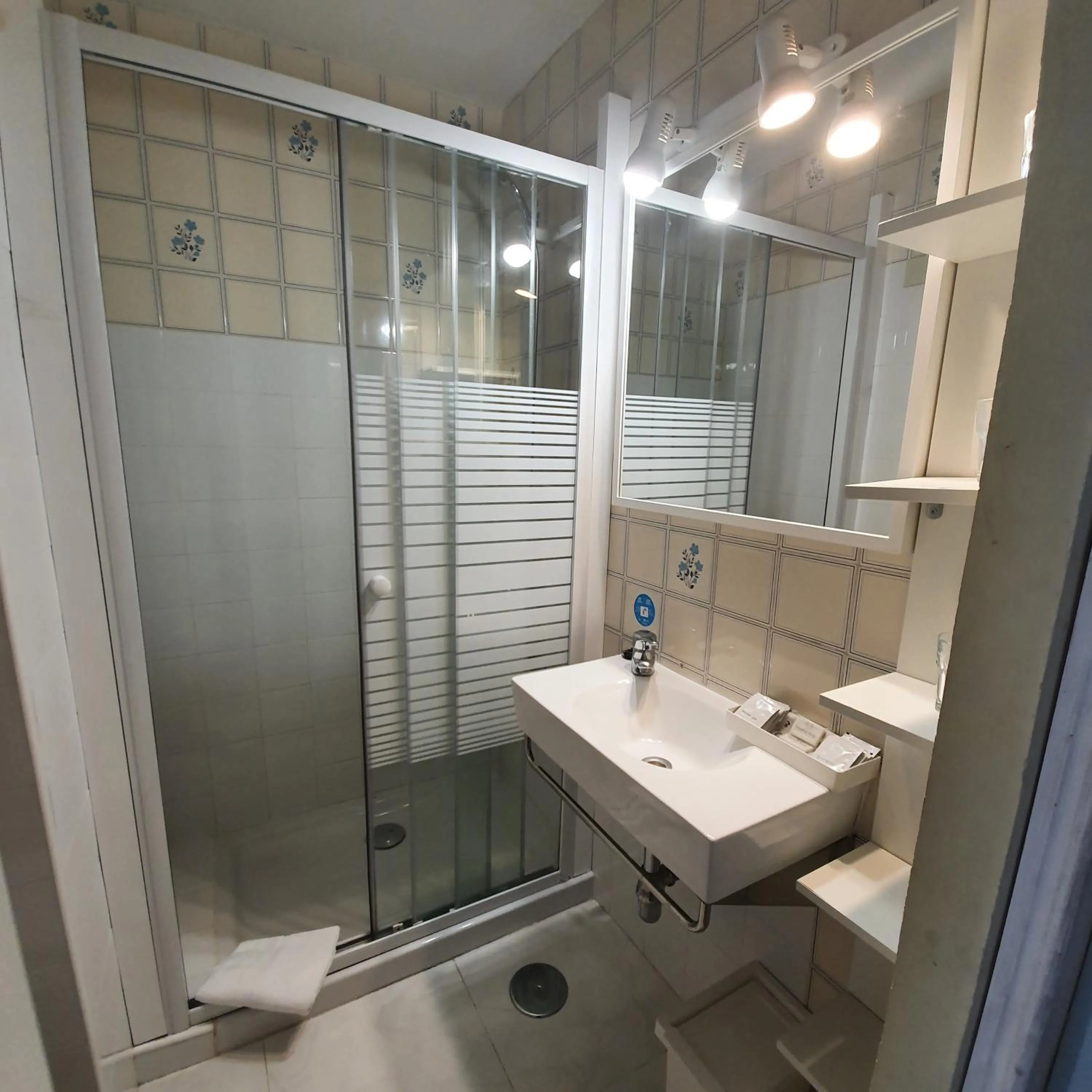 Bathroom in Hostal Riesco