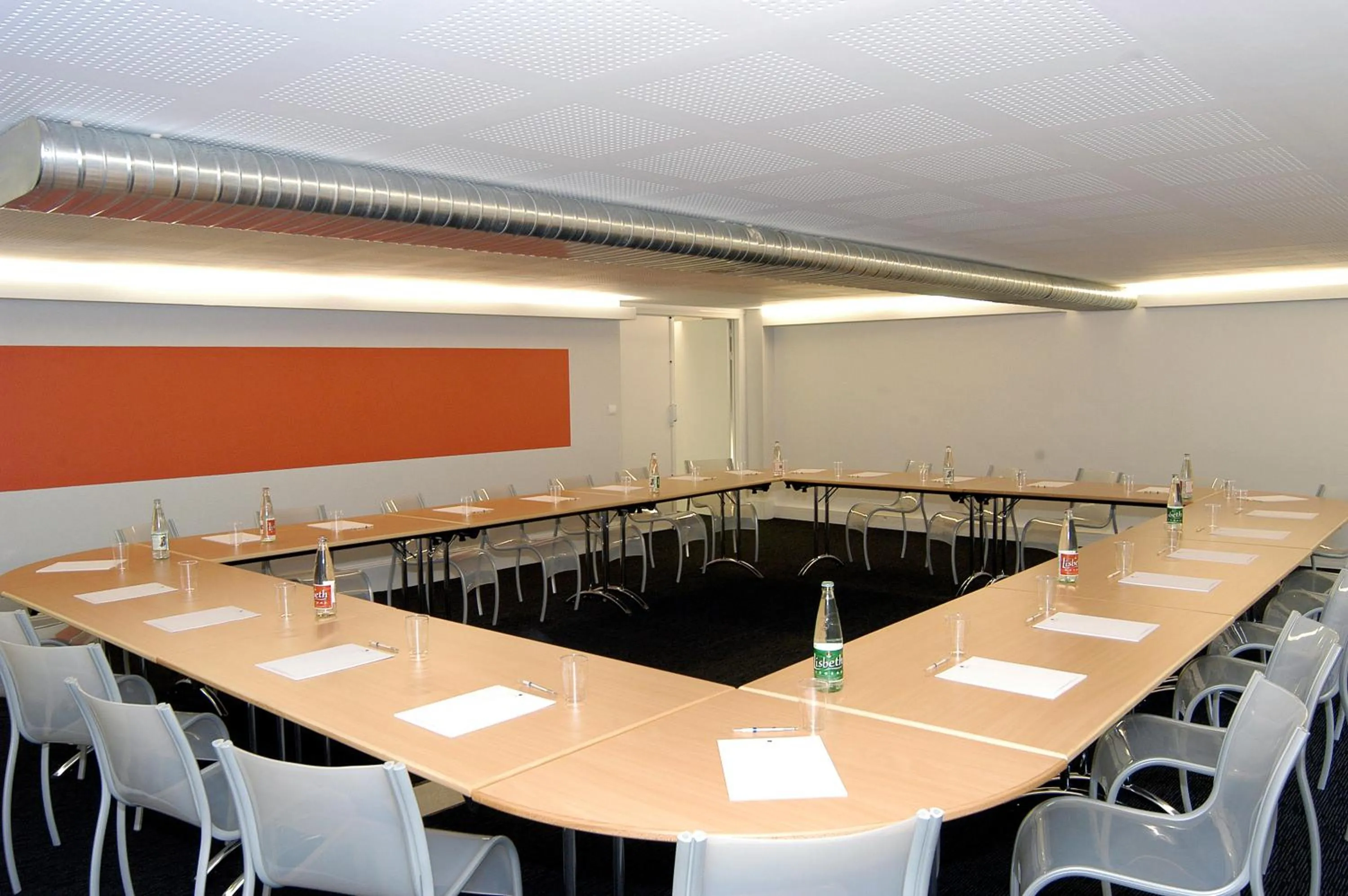 Business facilities in Le Grand Hotel de Plombières by Popinns