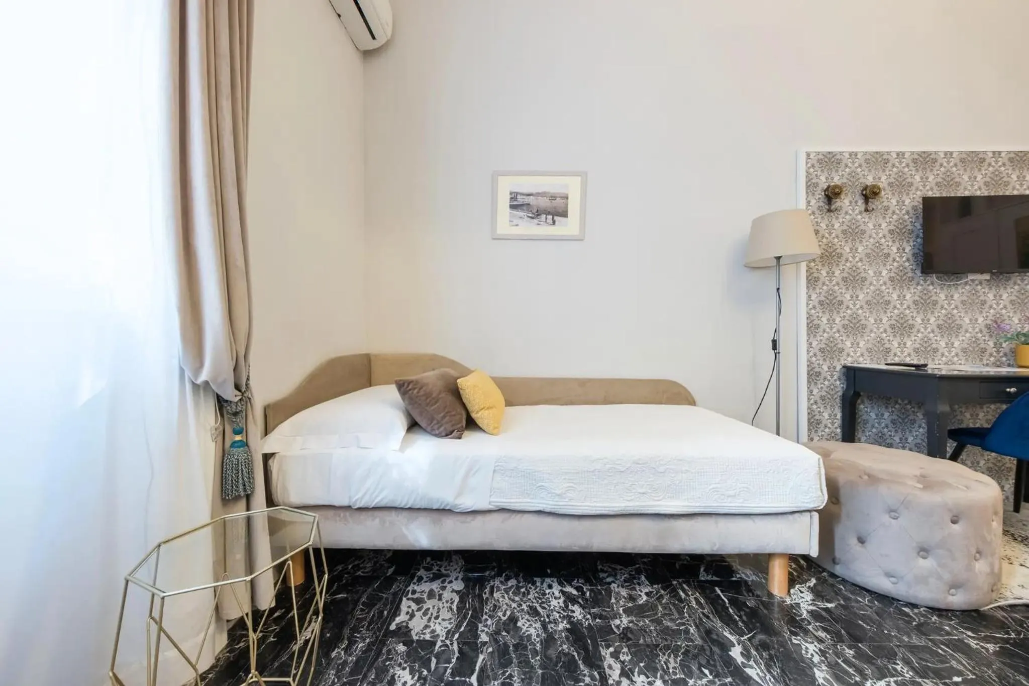 Photo of the whole room, Bed in Il galleone