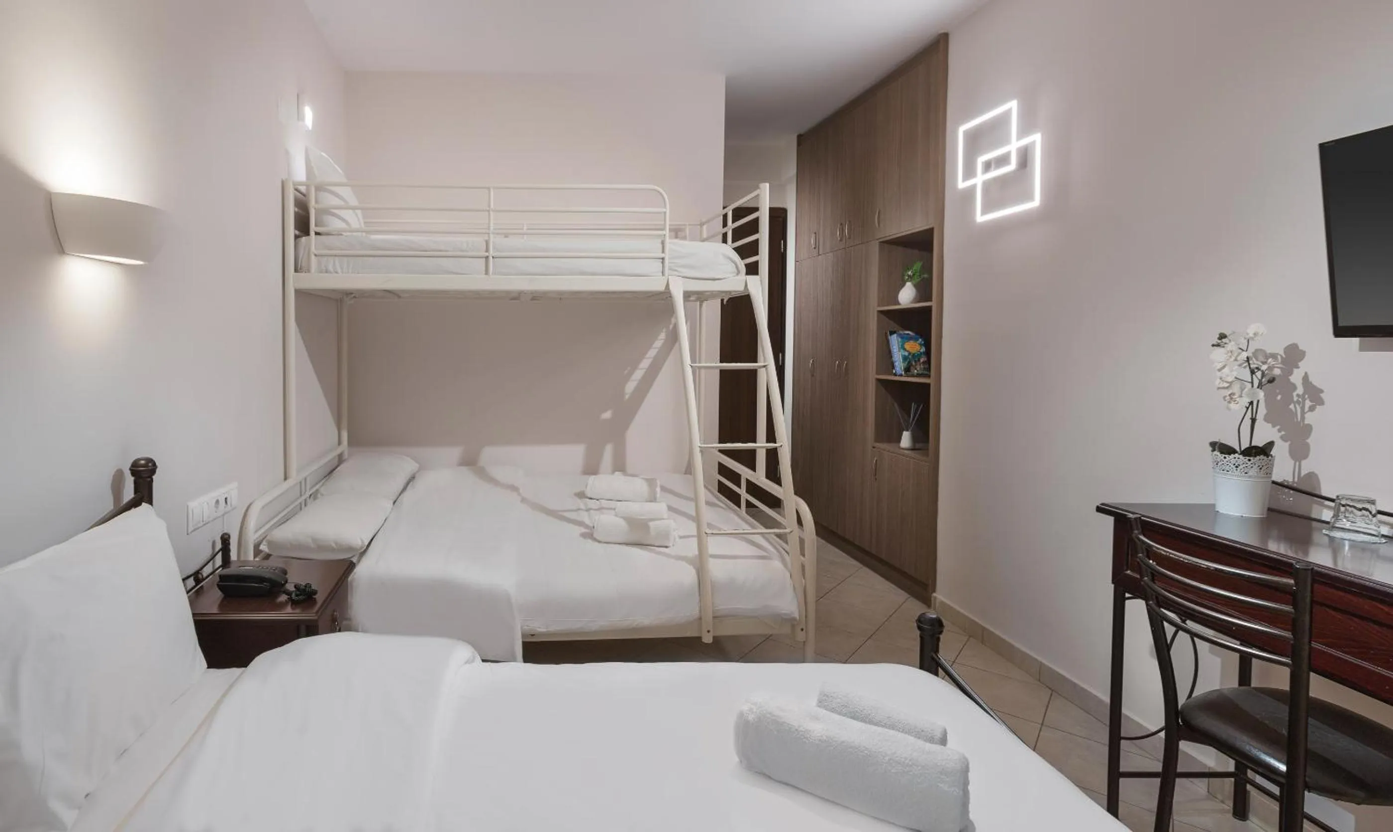 Bedroom, Bed in Minavra Hotel