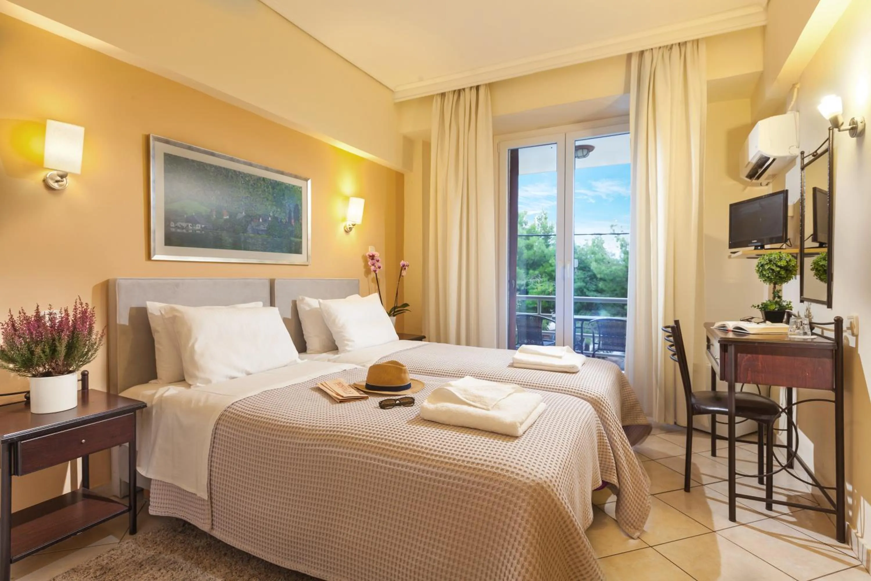 Bedroom, Bed in Minavra Hotel