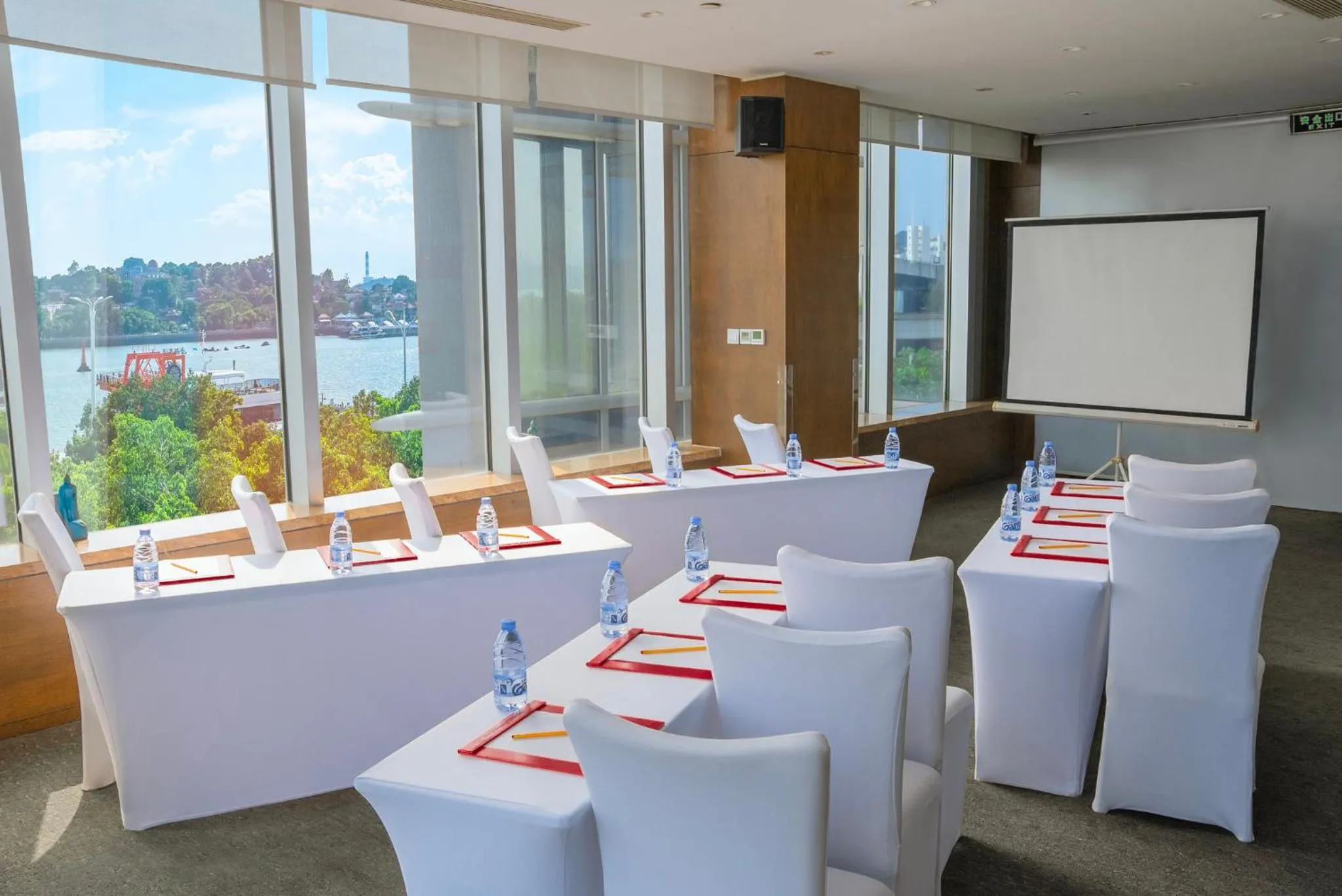 Meeting/conference room in Hotel Indigo Xiamen Harbour by IHG