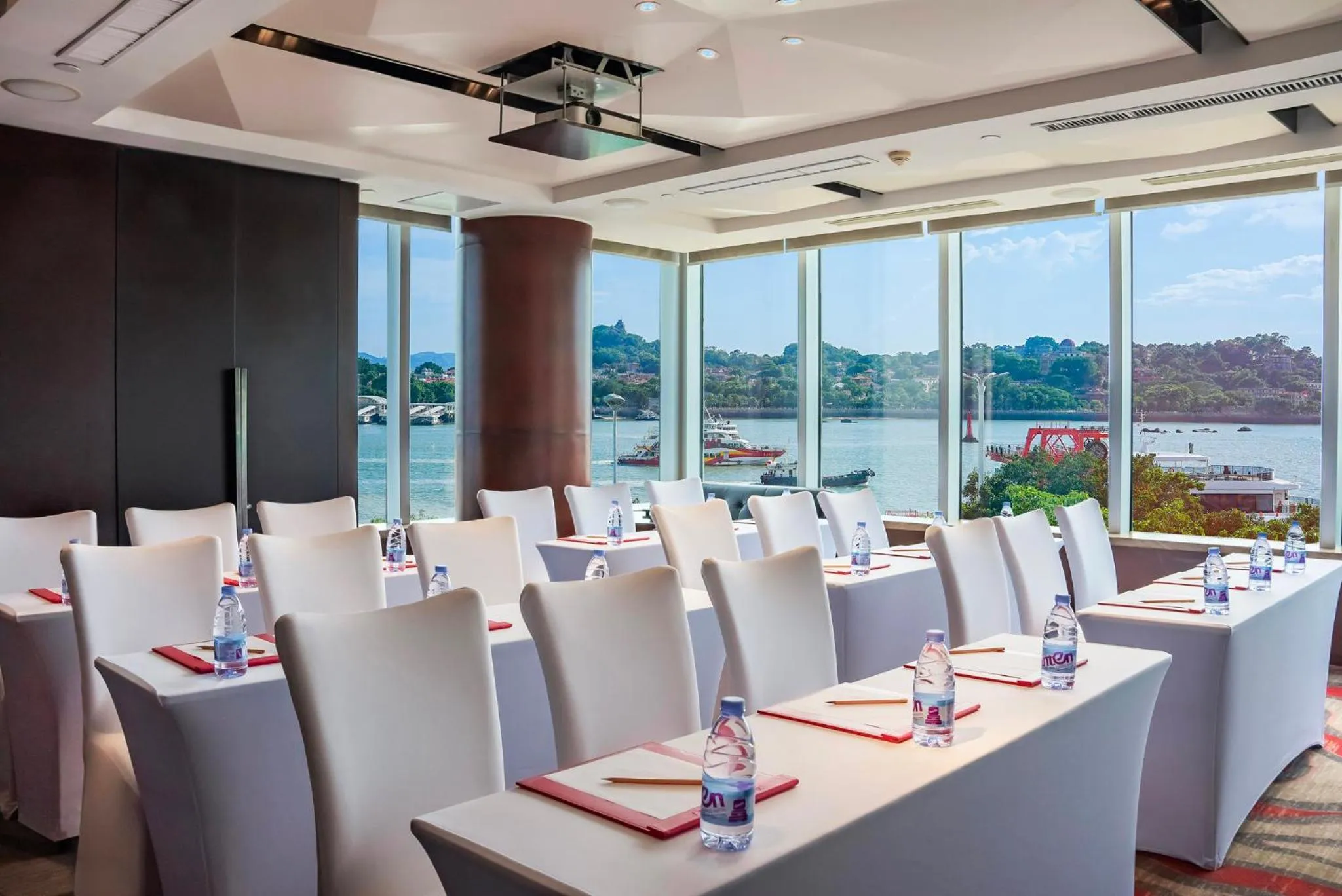 Meeting/conference room in Hotel Indigo Xiamen Harbour by IHG