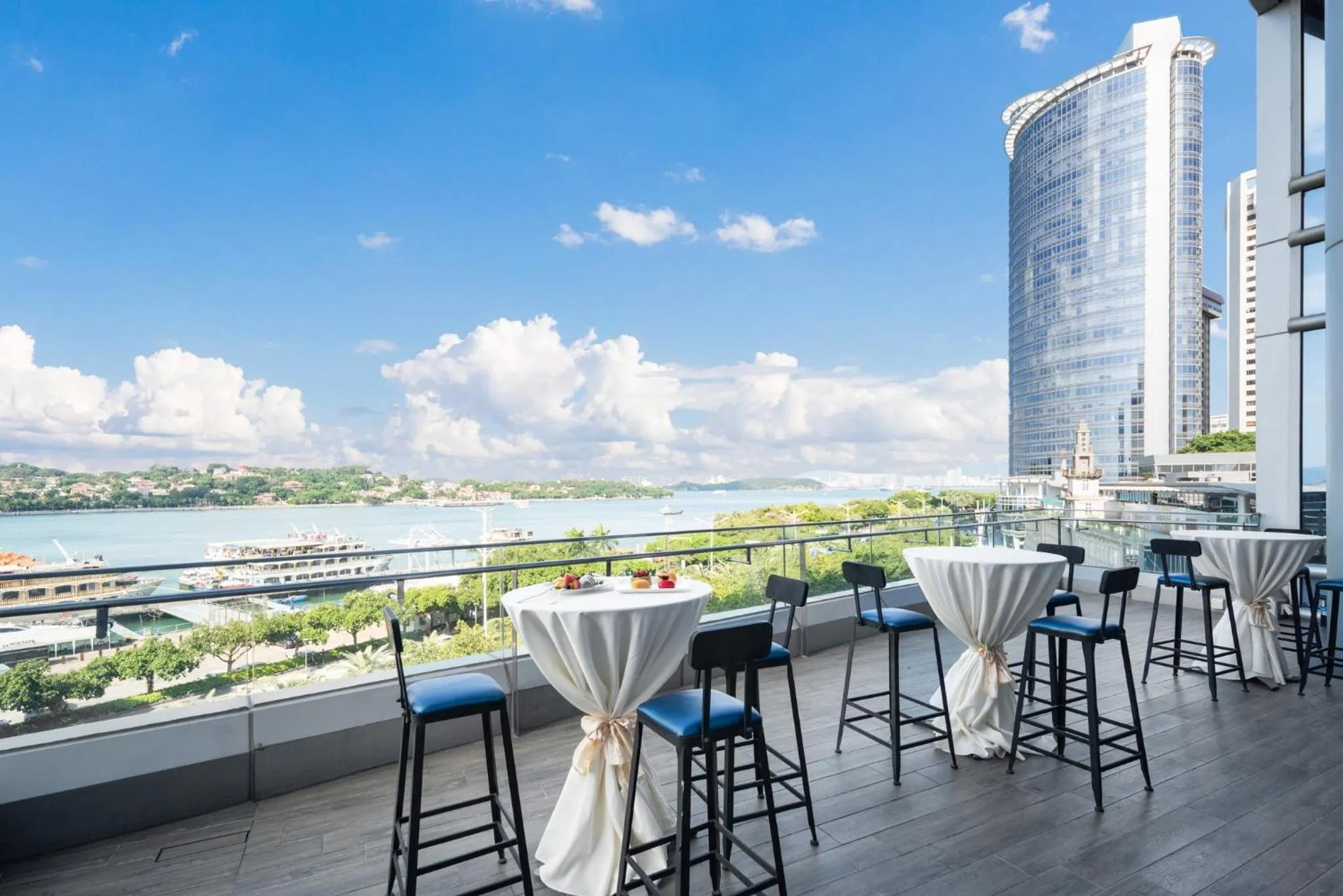 Lounge or bar in Hotel Indigo Xiamen Harbour by IHG