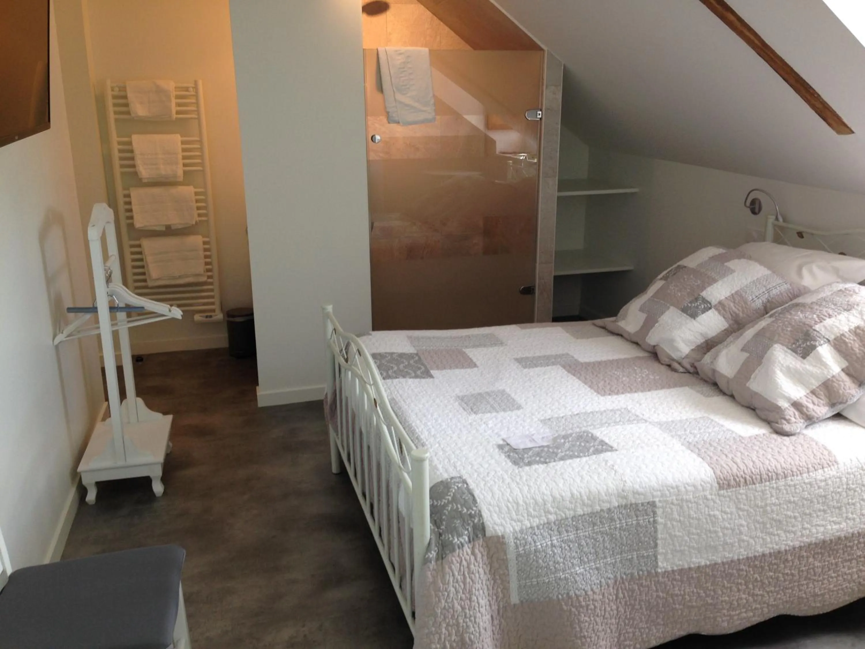 Bed in Auberge Saint Hernin
