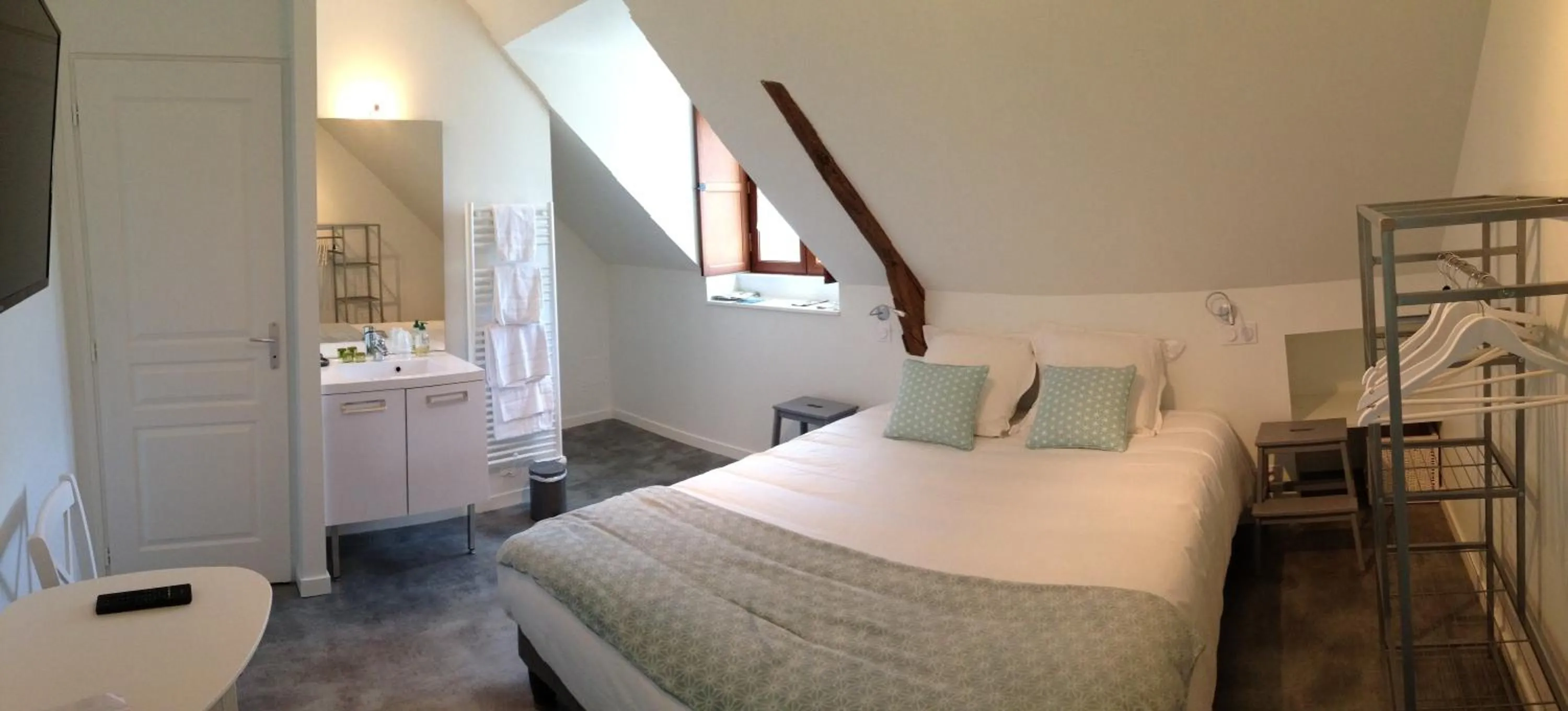 Photo of the whole room, Bed in Auberge Saint Hernin