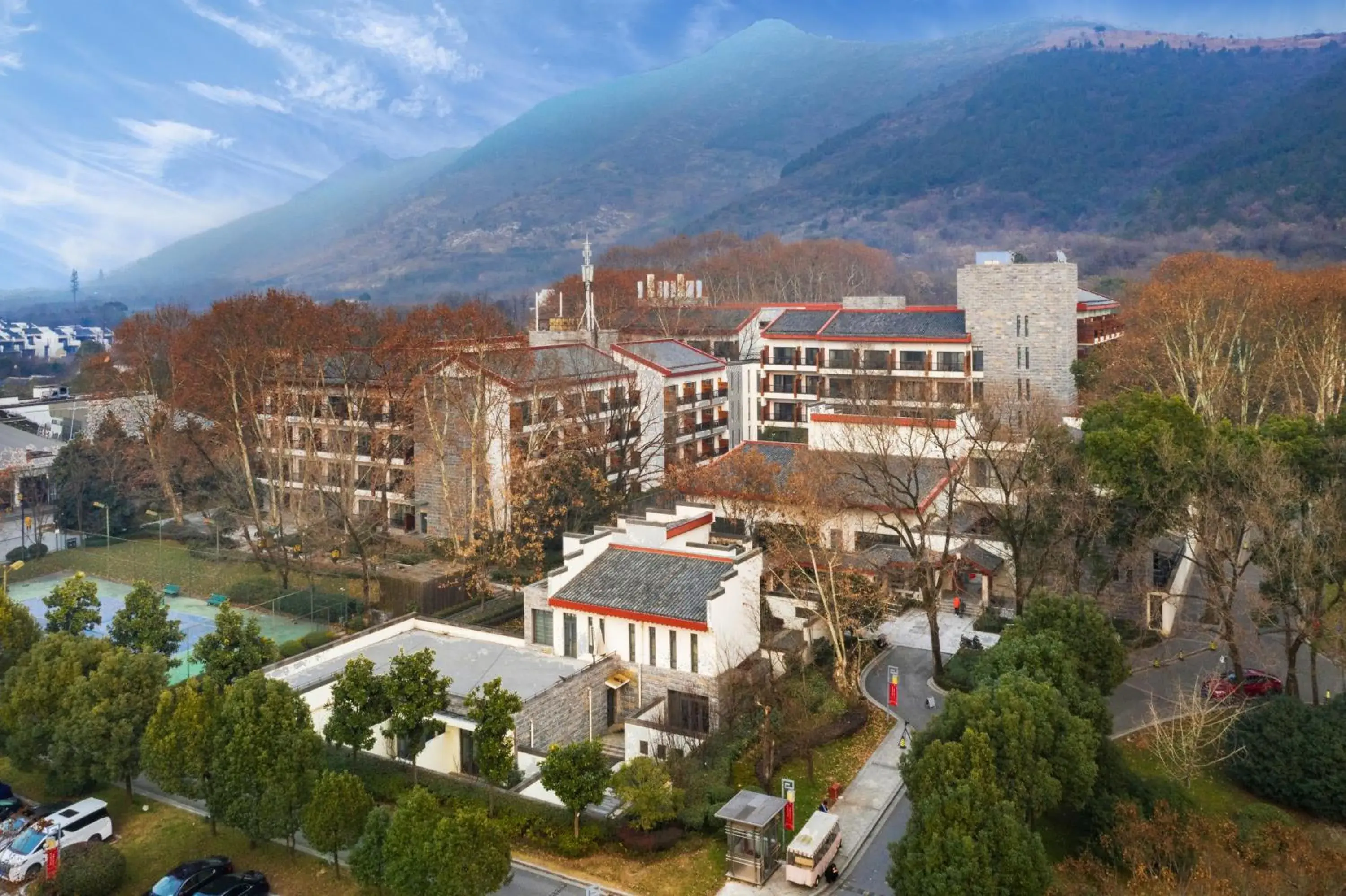 Property building in Holiday Inn Resort Chaohu Hot Spring by IHG Property building in Holiday Inn Resort Chaohu Hot Spring by IHG